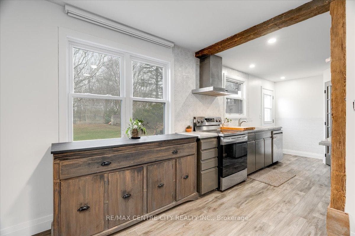 549 Victoria Street photo 9