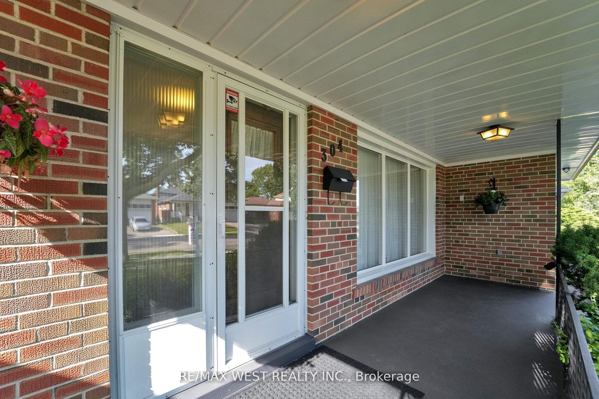 304 La Rose Avenue photo 5