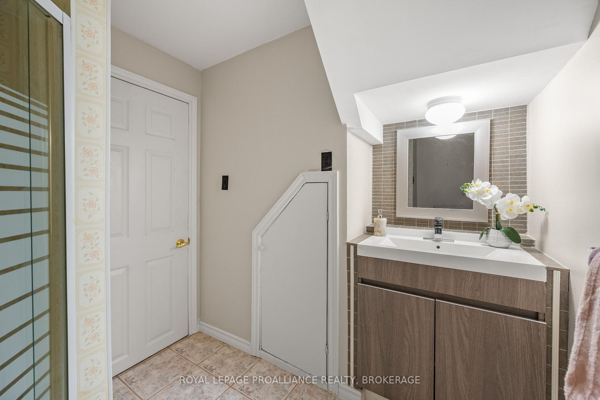201 Camberley Crescent photo 33