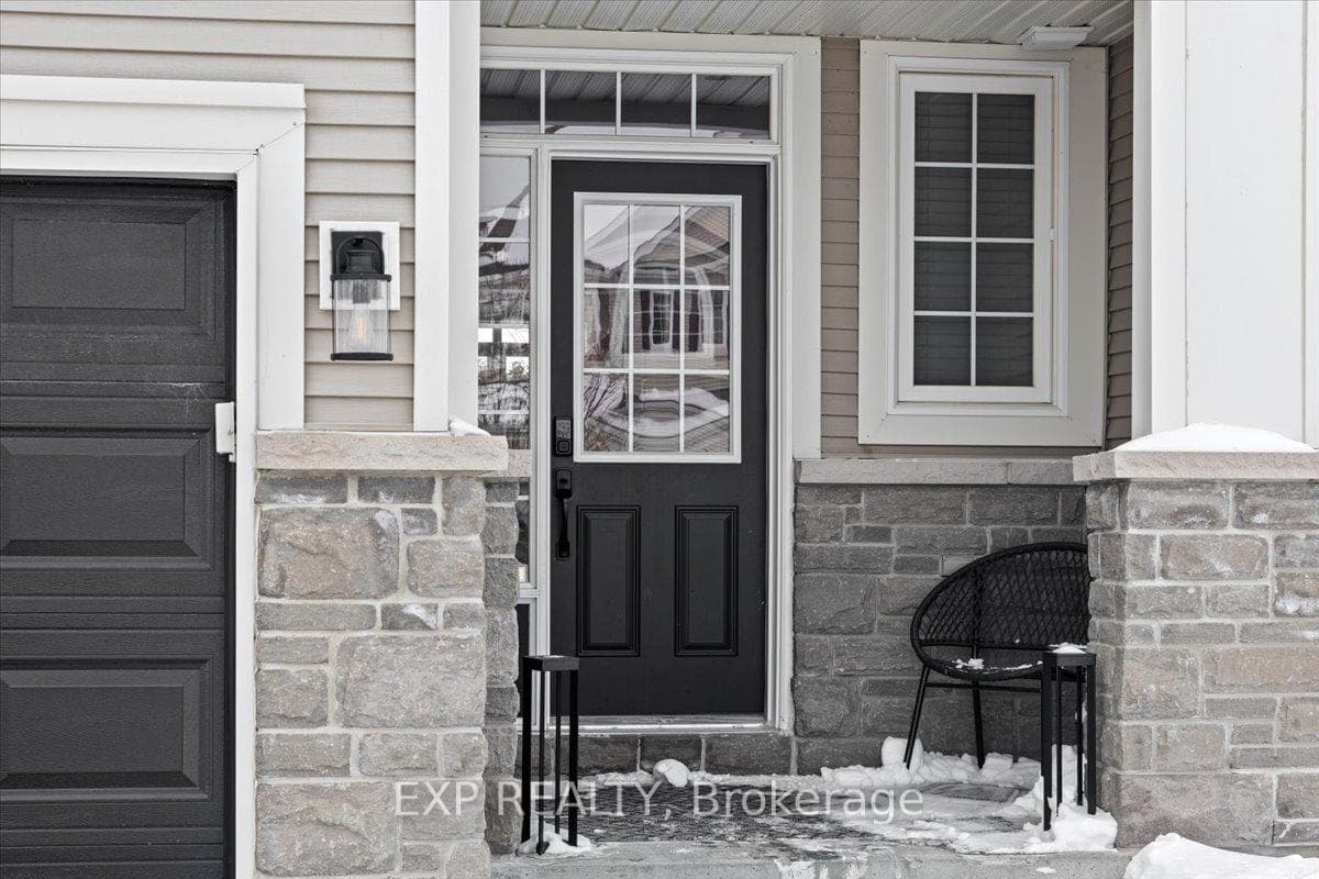 589 Pepperville Crescent photo 3