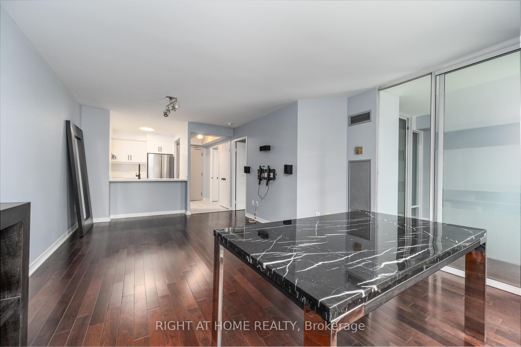 942 Yonge Street Unit 605 photo 9