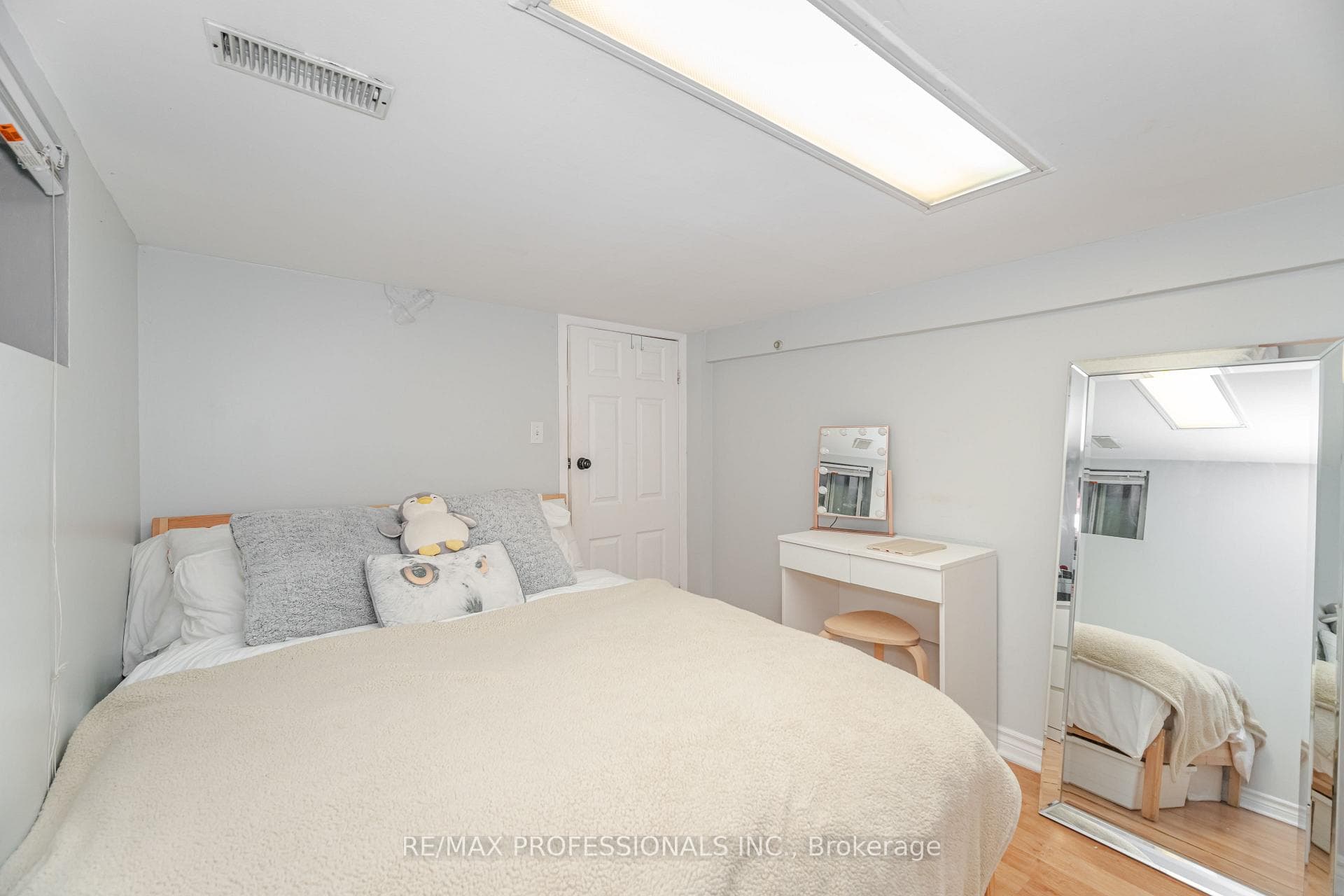 593 Oxford Street photo 31