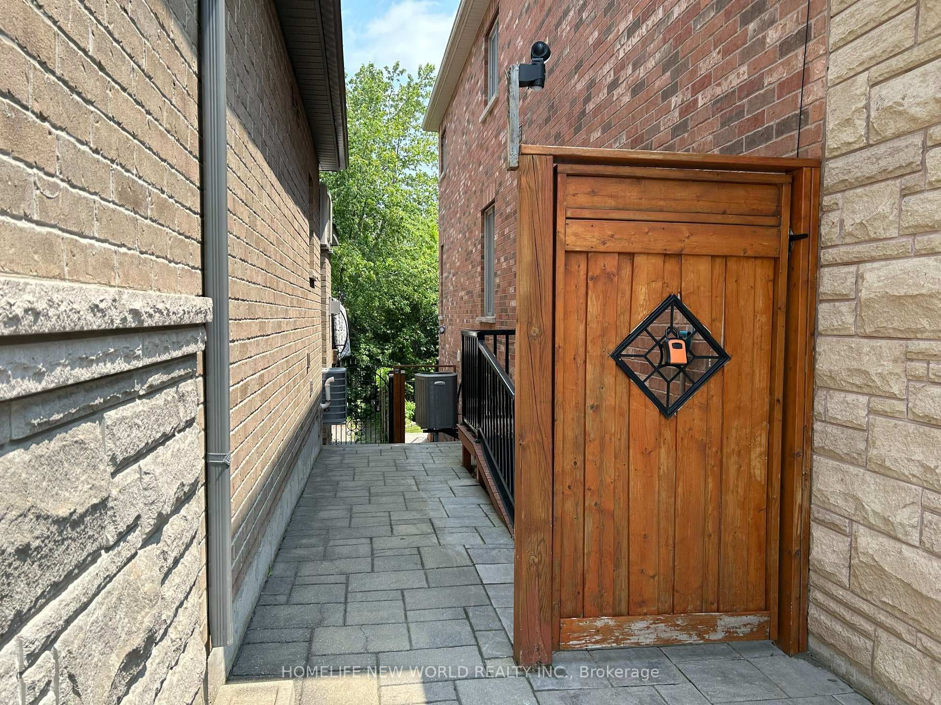 43 Mancini Crescent photo 3