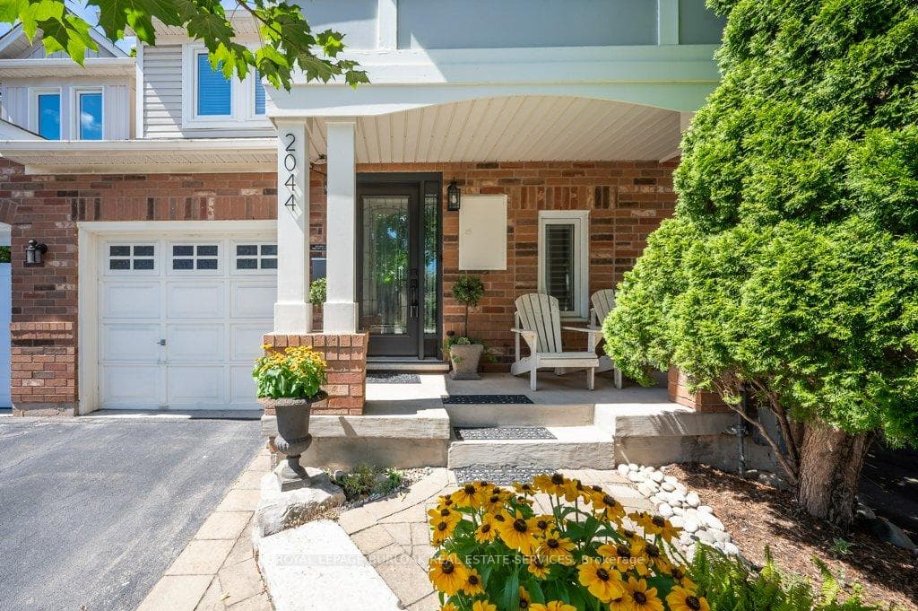 2044 Broadleaf Crescent photo 3