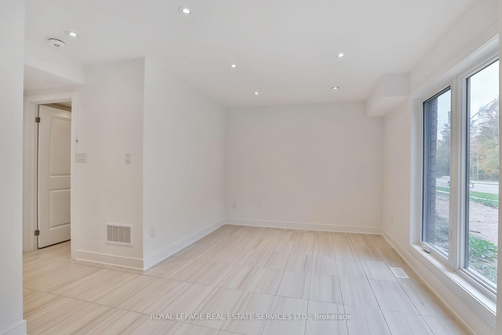 2491 Badger Crescent photo 6
