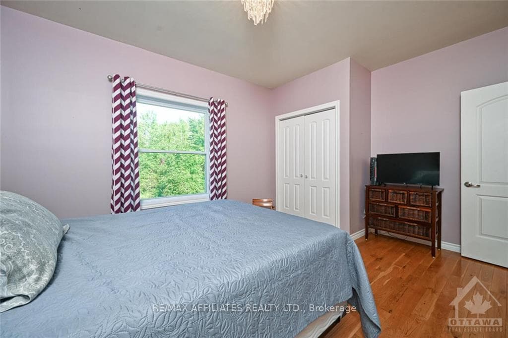 8 BASSWOOD Crescent photo 24