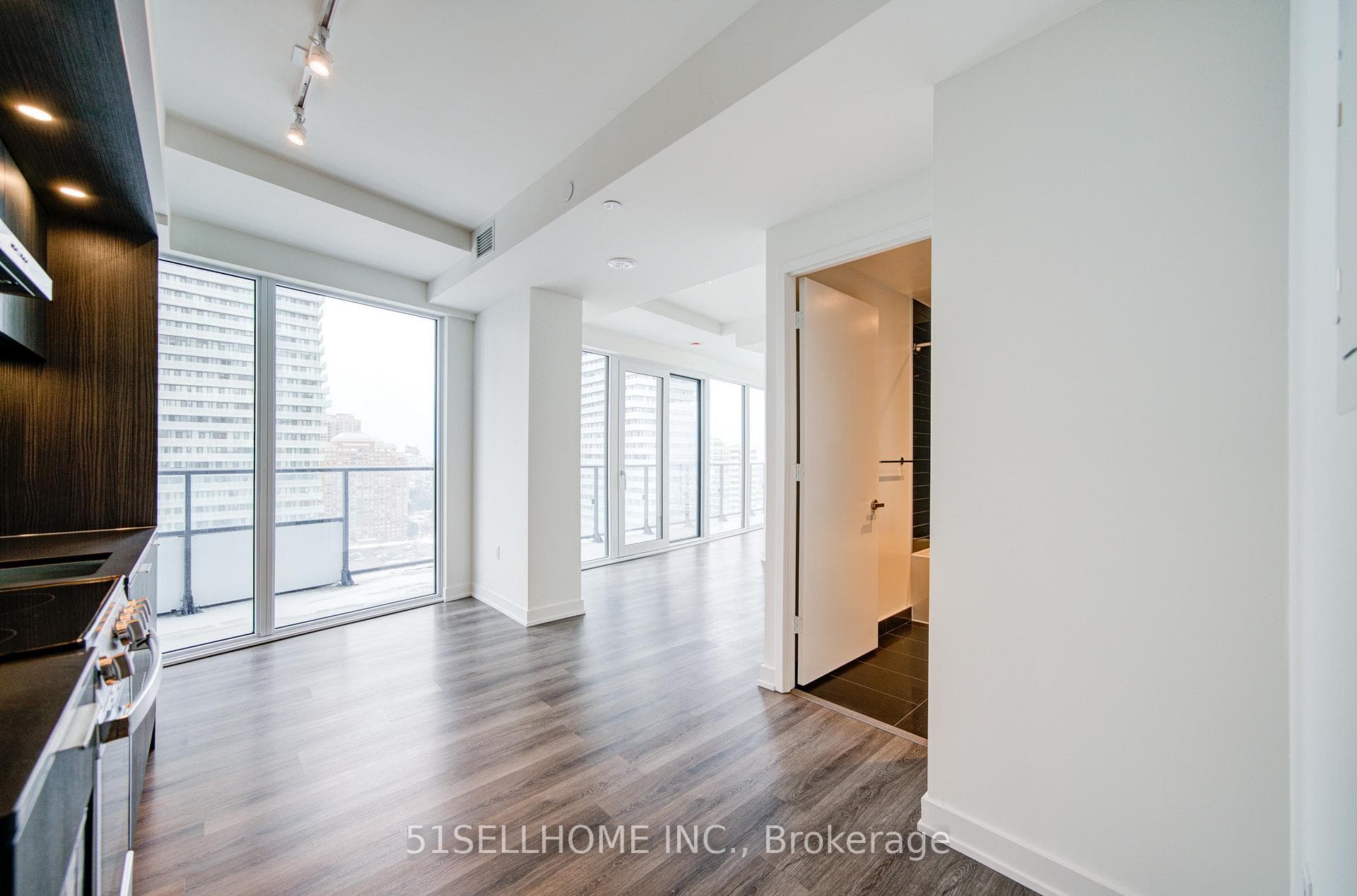 448 Burnhamthorpe Road Unit 1707 photo 11