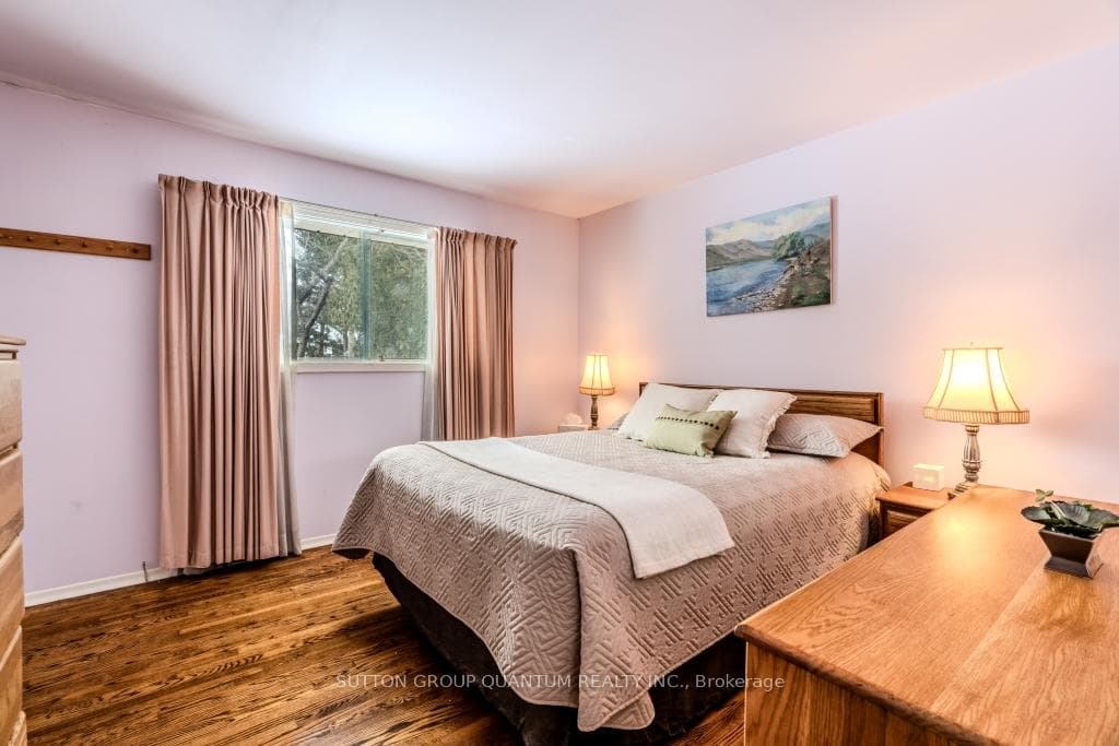 1382 Gainsborough Drive photo 11