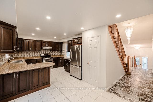 55 Blueking Crescent photo 12