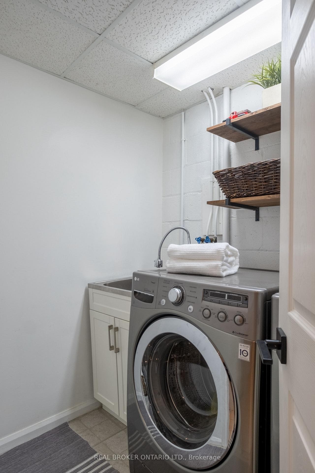 147 Thompson Avenue photo 33