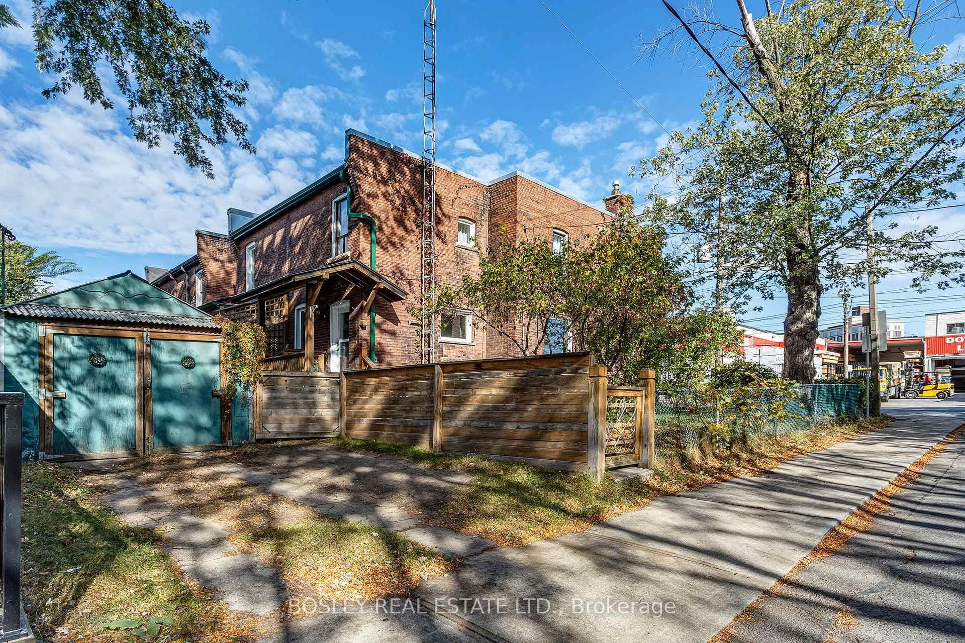 2027 Dundas Street photo 32