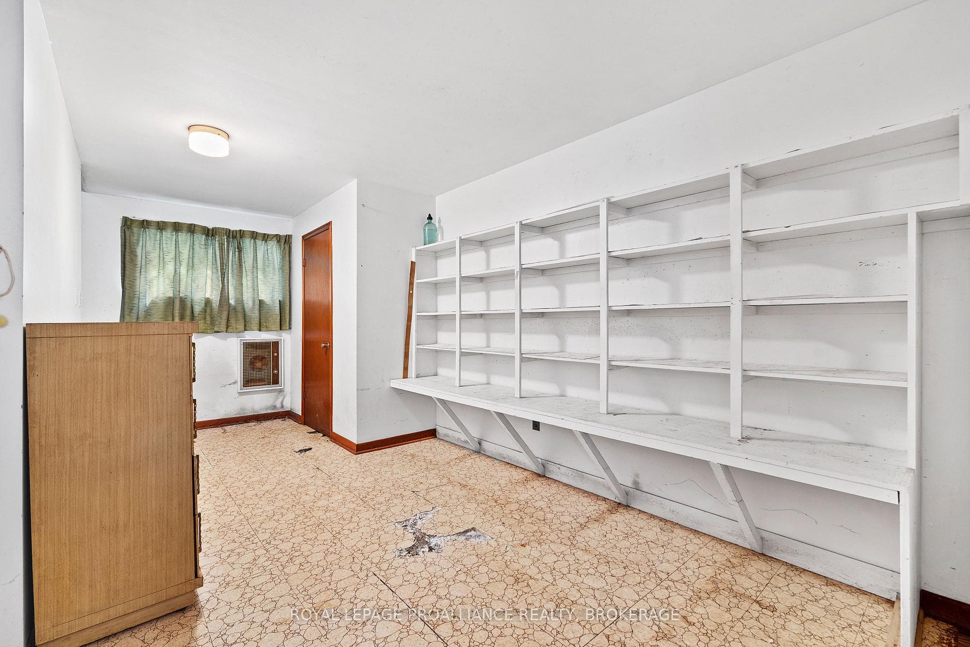 327 Avenue Road photo 28