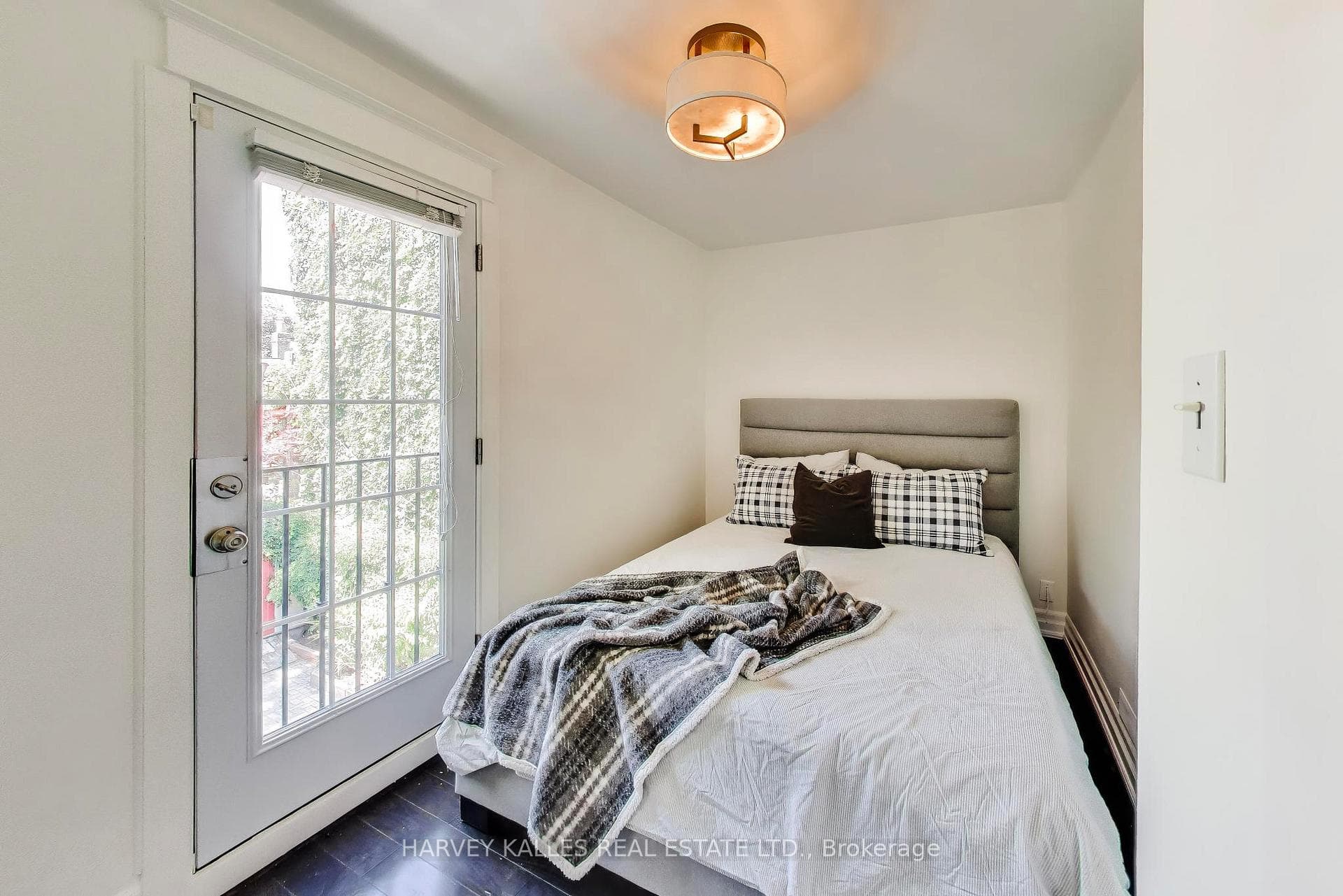 318 Sumach Street photo 18