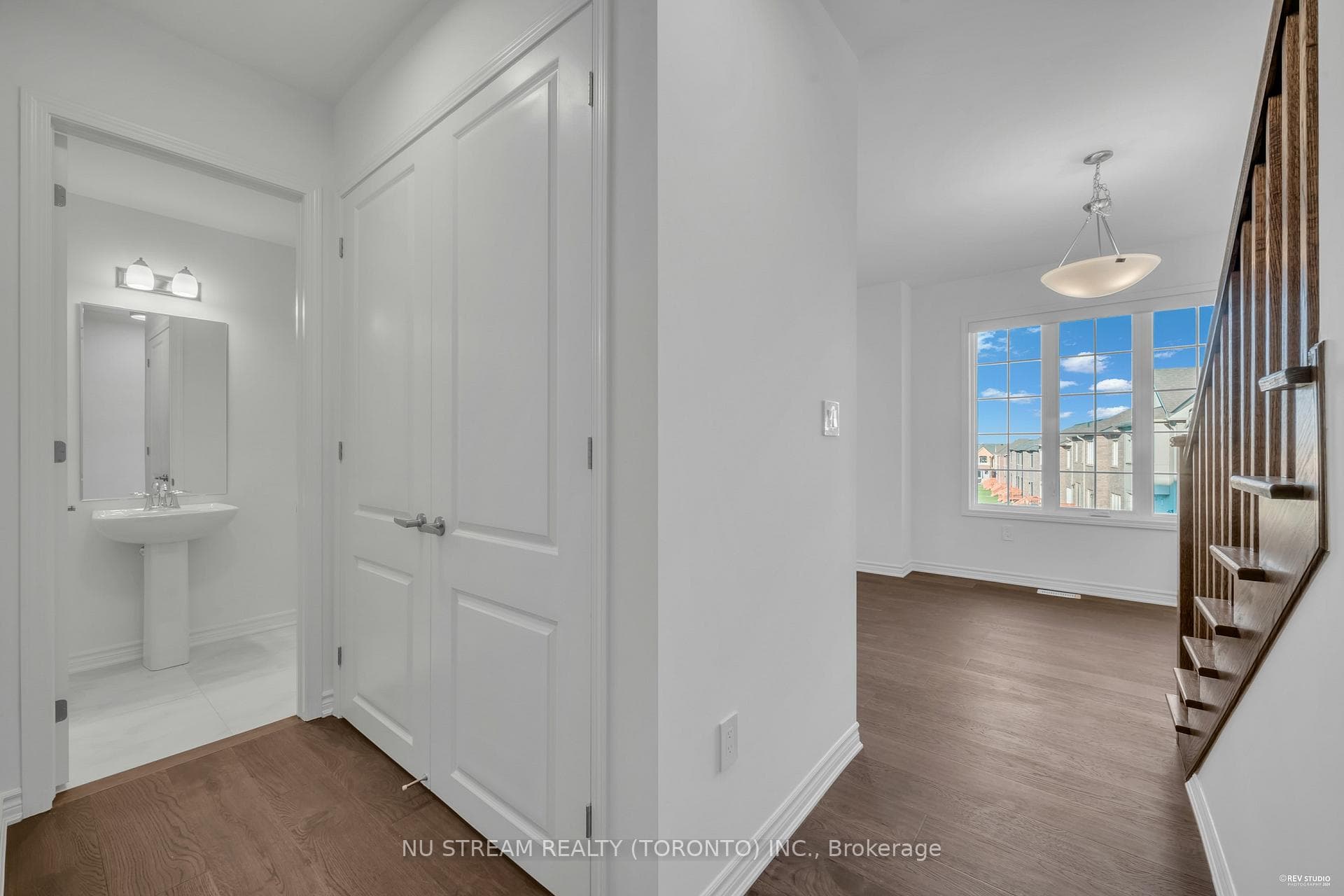 3072 Merrick Road photo 23