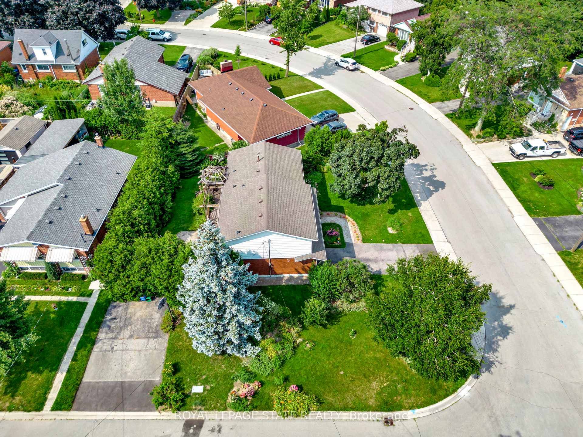 74 Hardale Crescent photo 4
