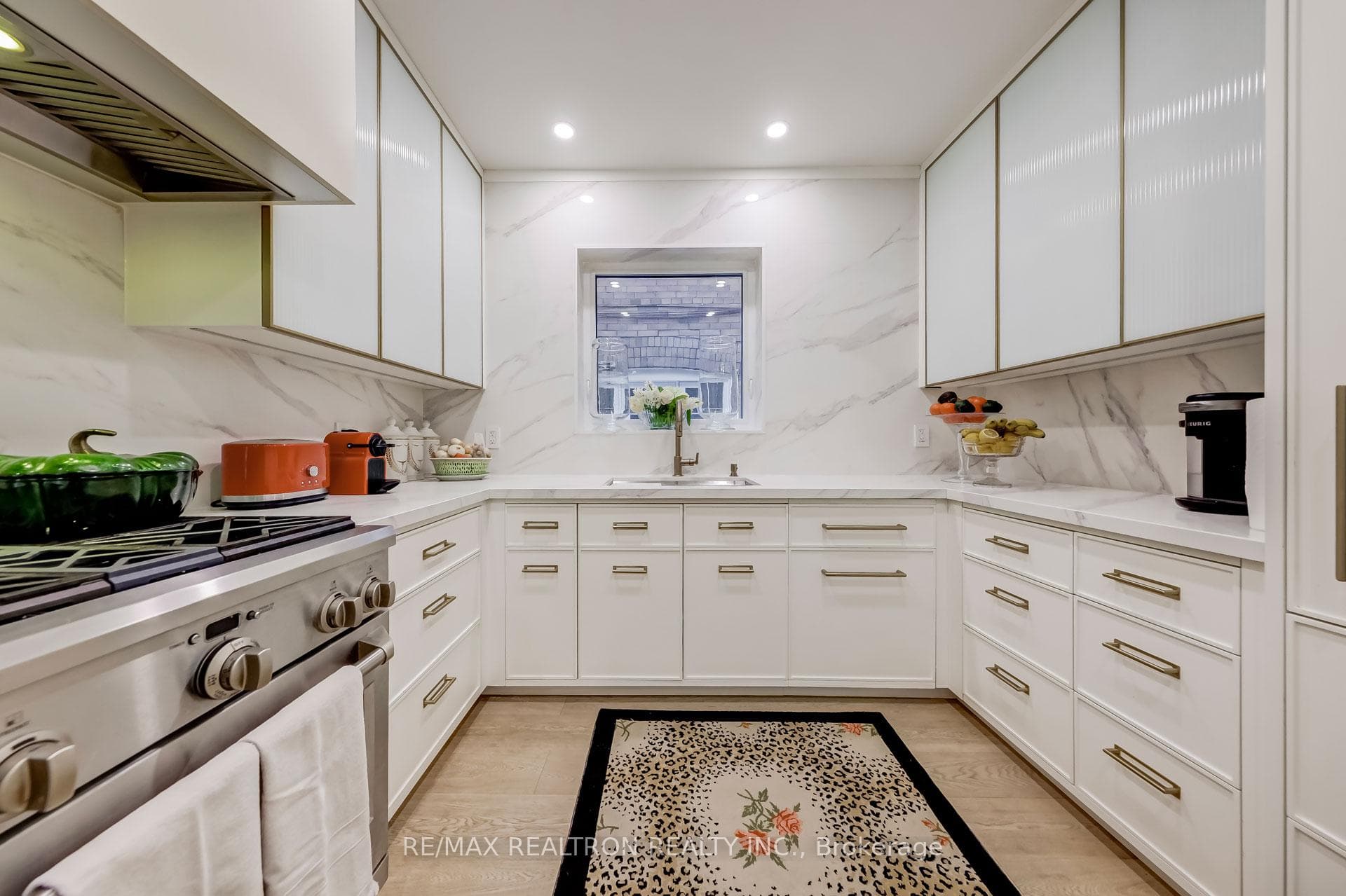 880 Avenue Road photo 9