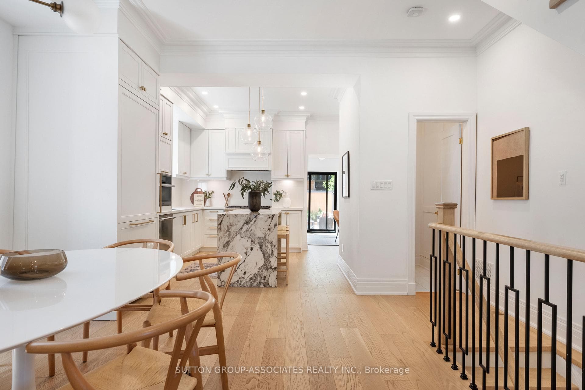 216 Albany Avenue photo 11