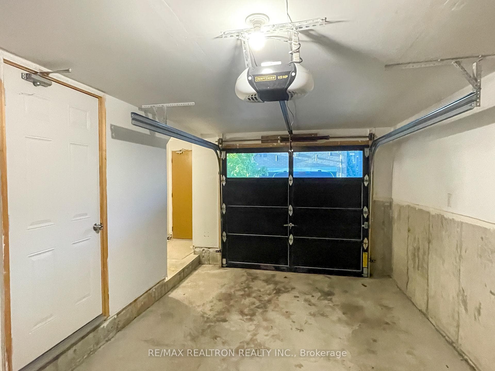 254 Finch Avenue photo 4