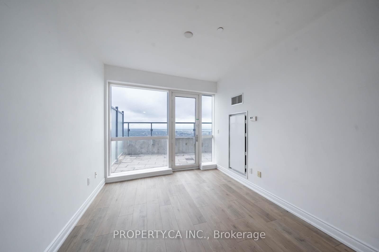 388 Yonge Street Unit 5904 photo 3