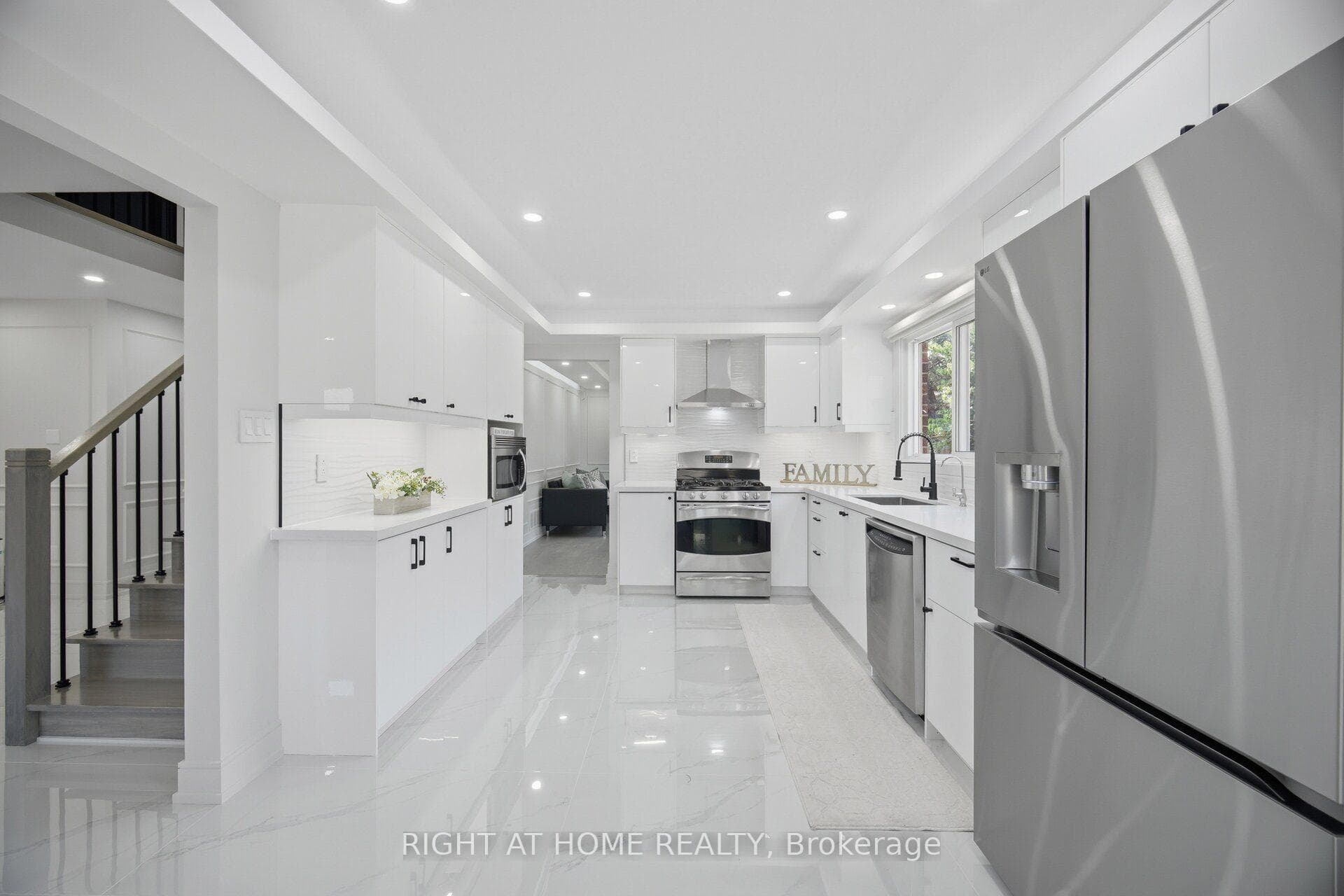 4 Simmons Crescent photo 11