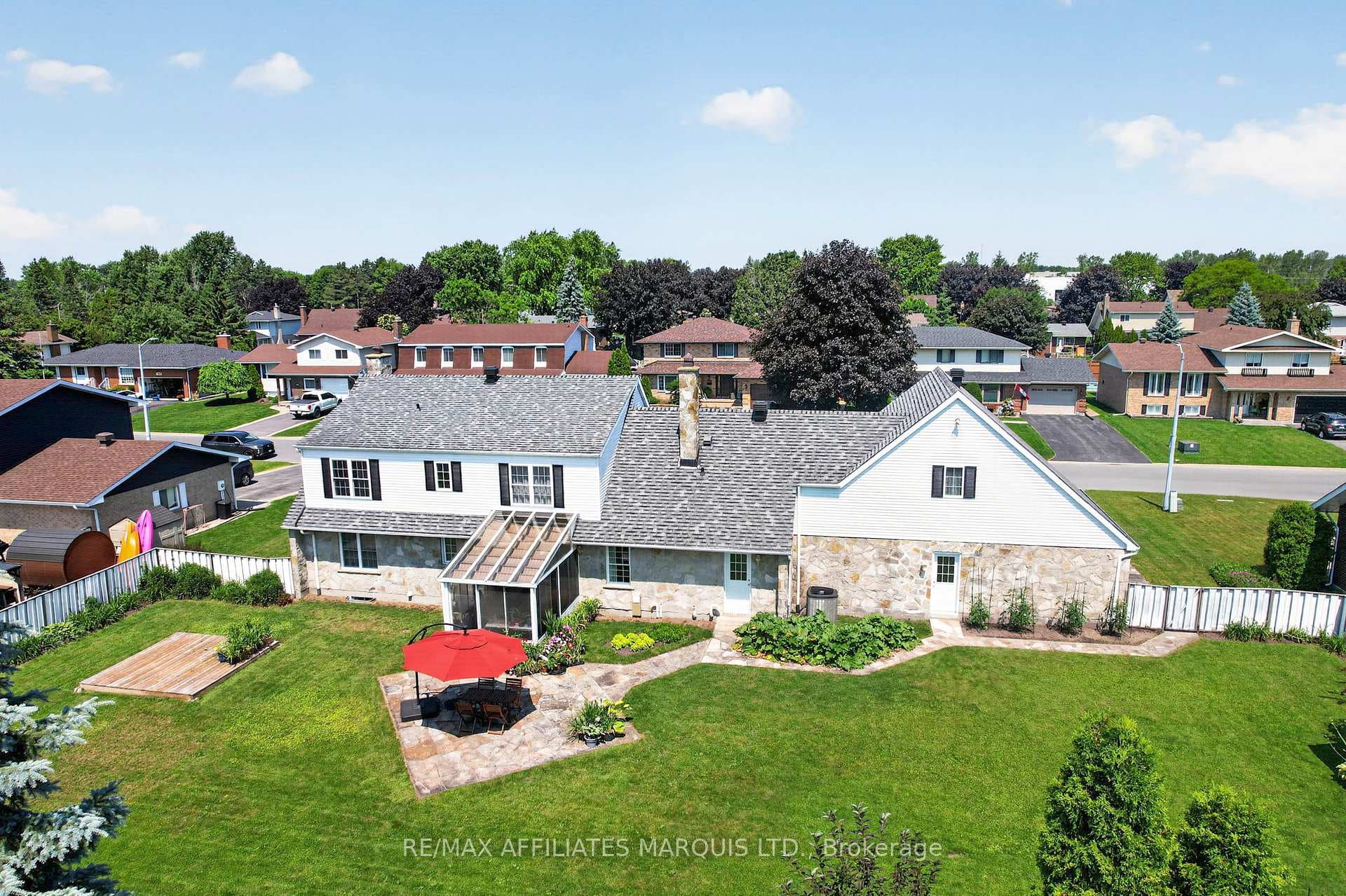 1920 Belvedere Crescent photo 40