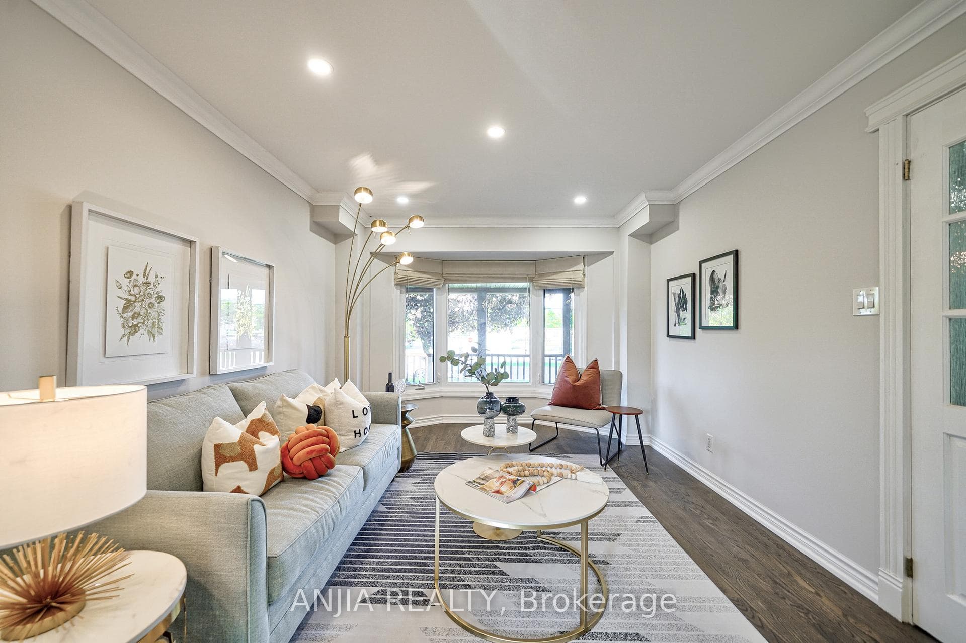 566 Rosebank Road photo 2