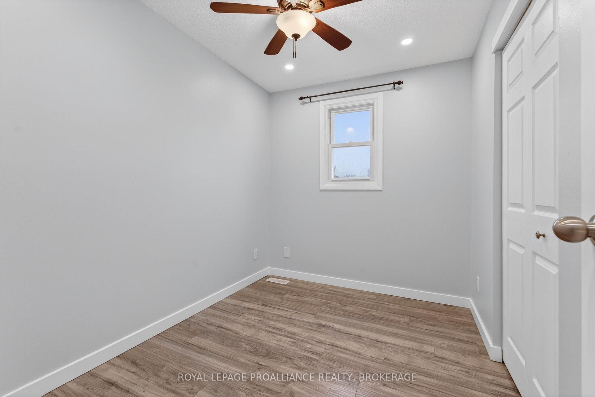 894 Littlestone Crescent photo 21