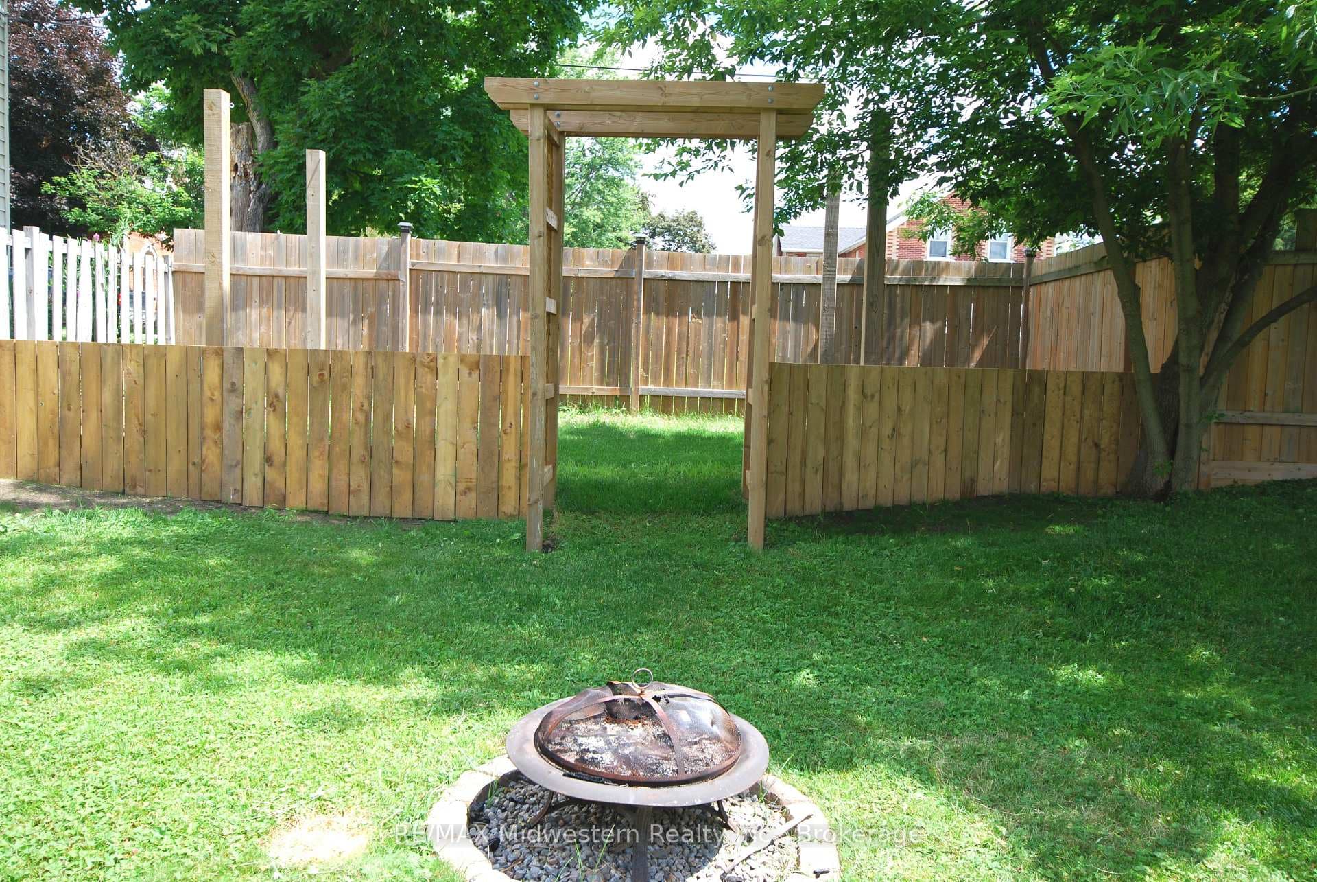 172 Elora Street photo 5