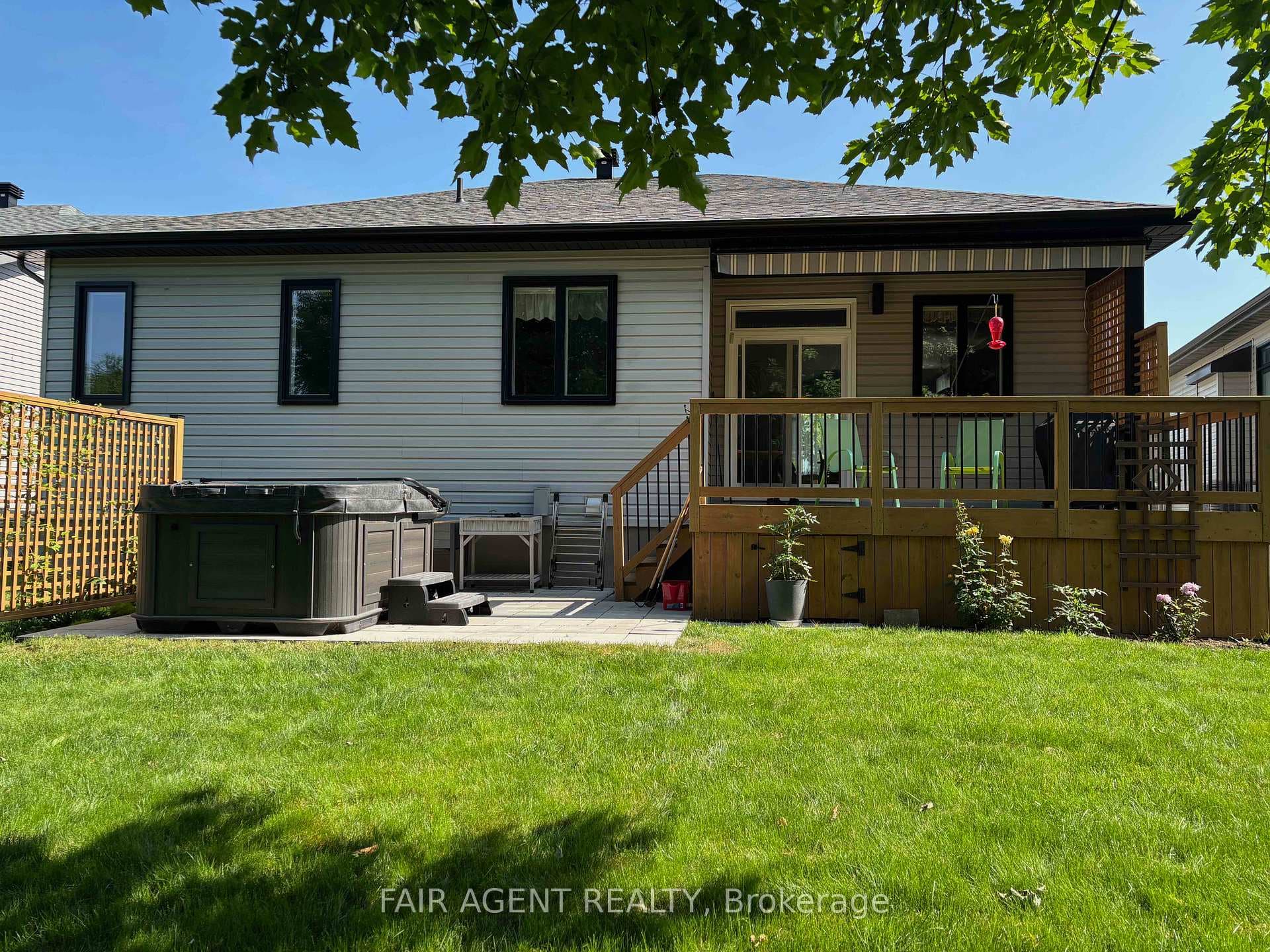 370 Dore Street photo 37