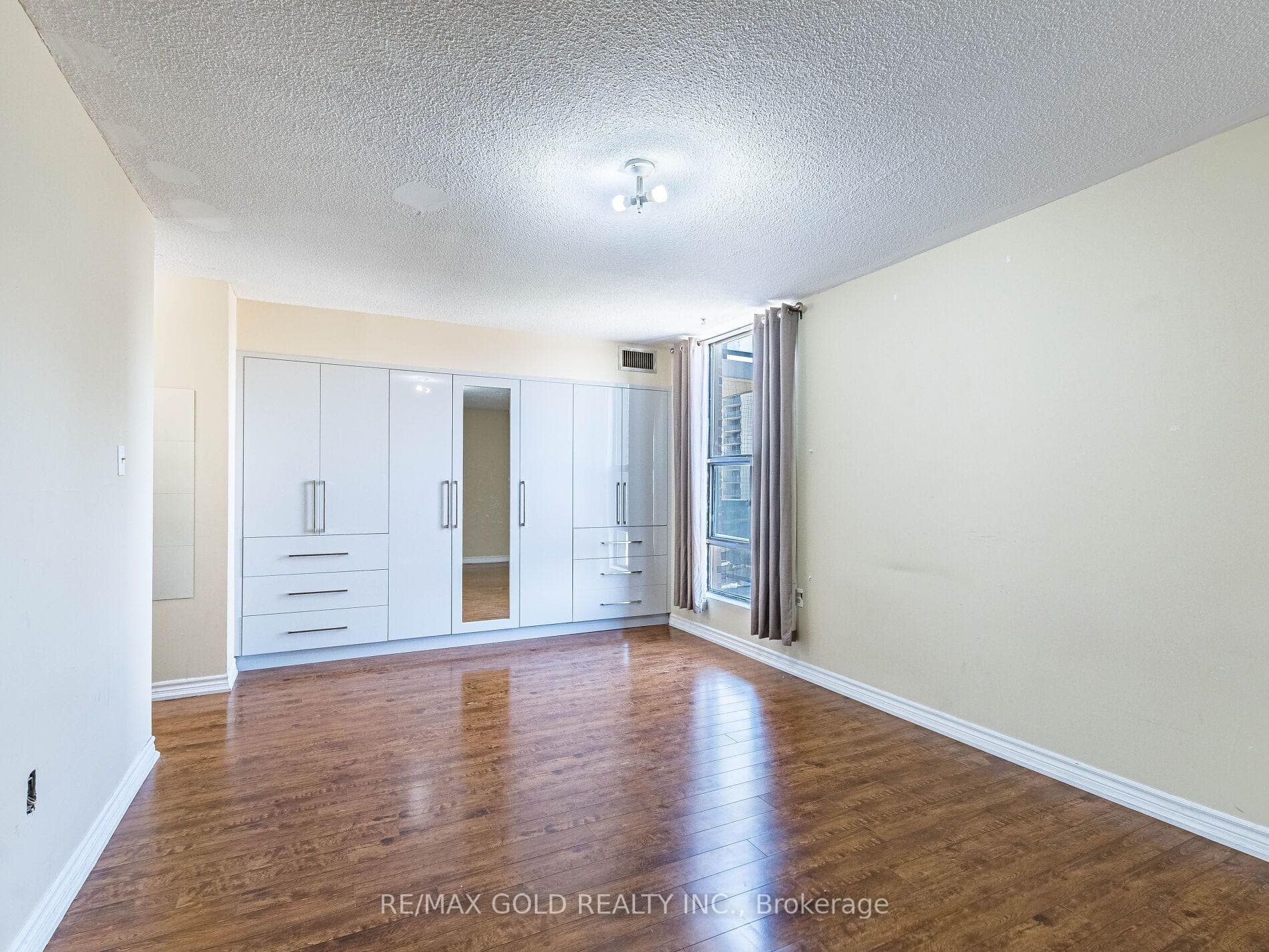 17 Knightsbridge Road Unit 1010 photo 29