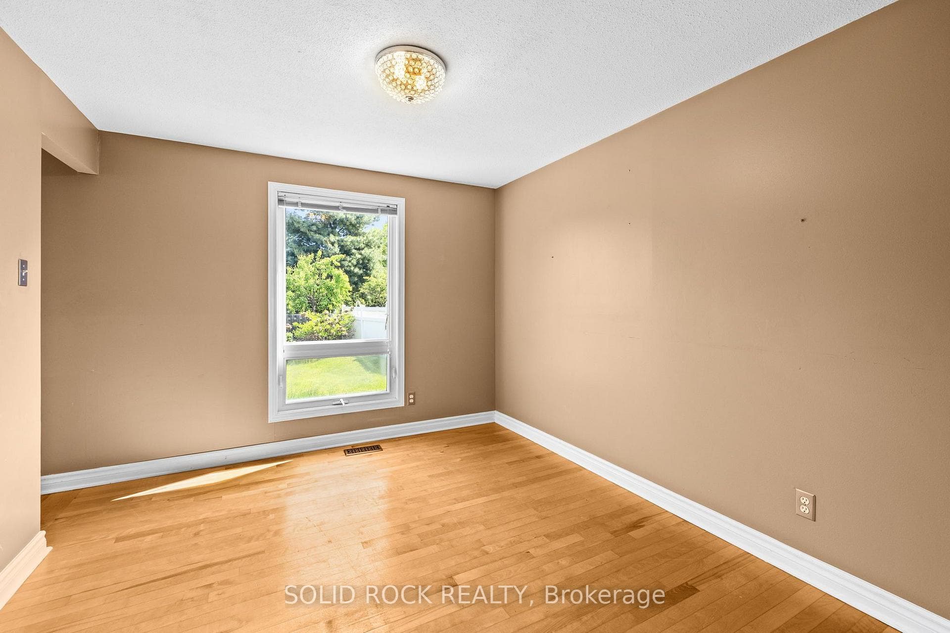 1631 Charbonneau Street photo 11