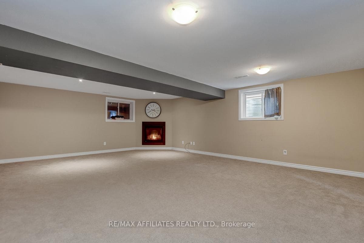 228 Fergus Crescent photo 34