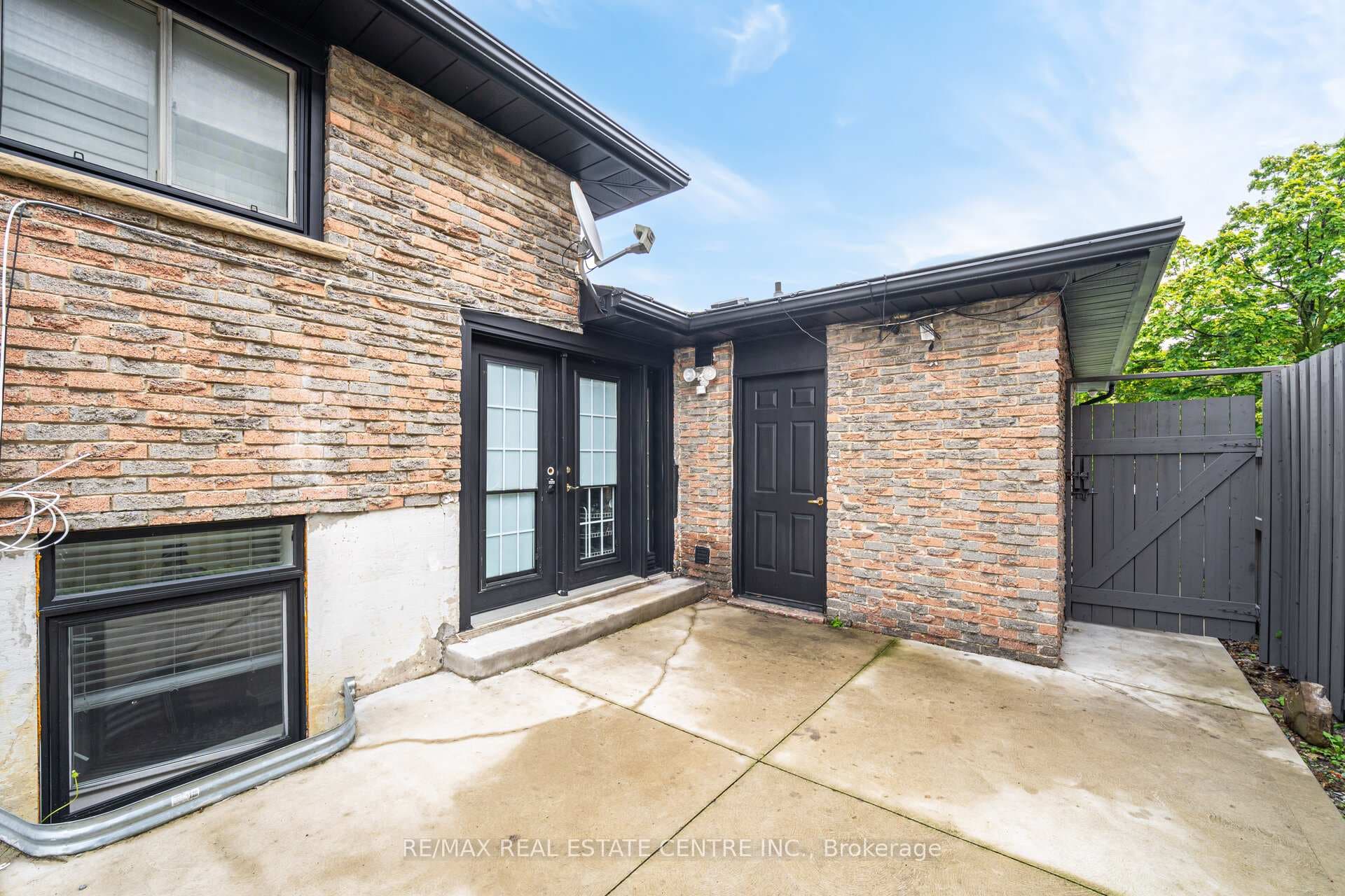91 Manitou Crescent photo 32