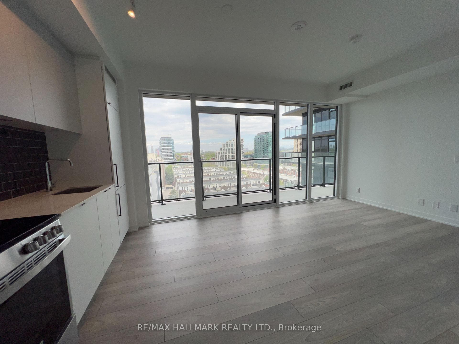 285 Dufferin Street Unit 802 photo 2