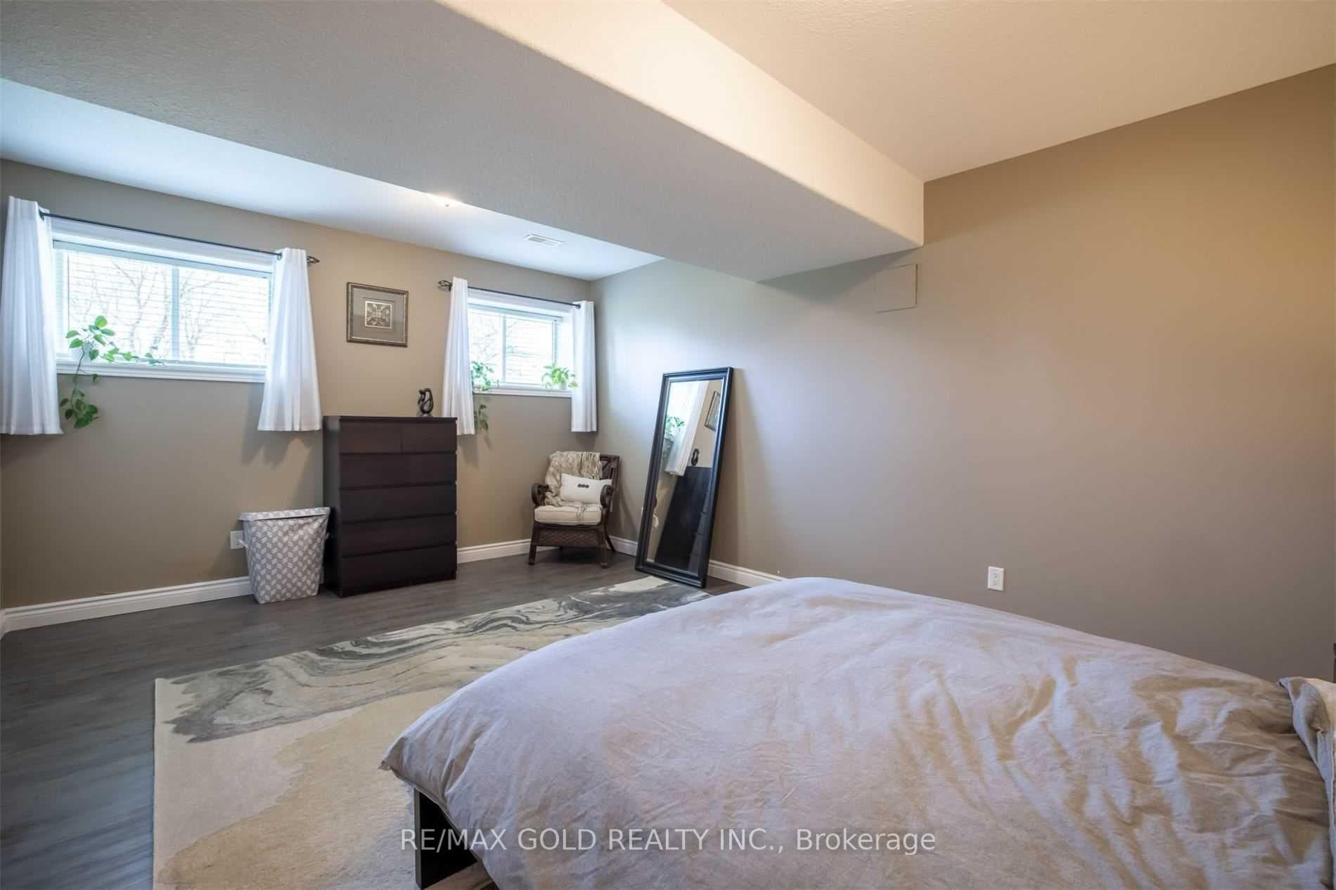 11 Rose Avenue photo 25