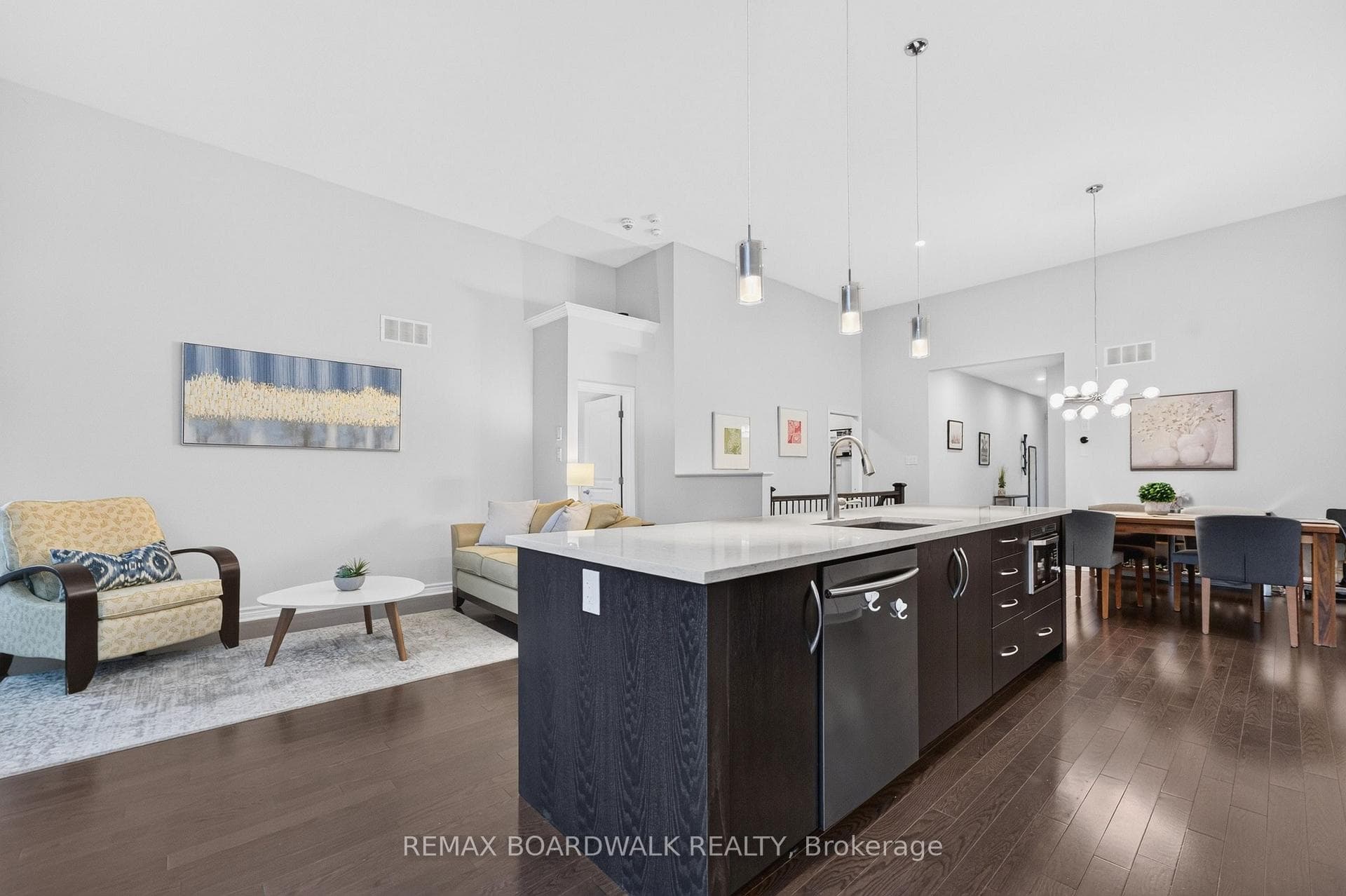 Oversized Island w/Breakfast Bar