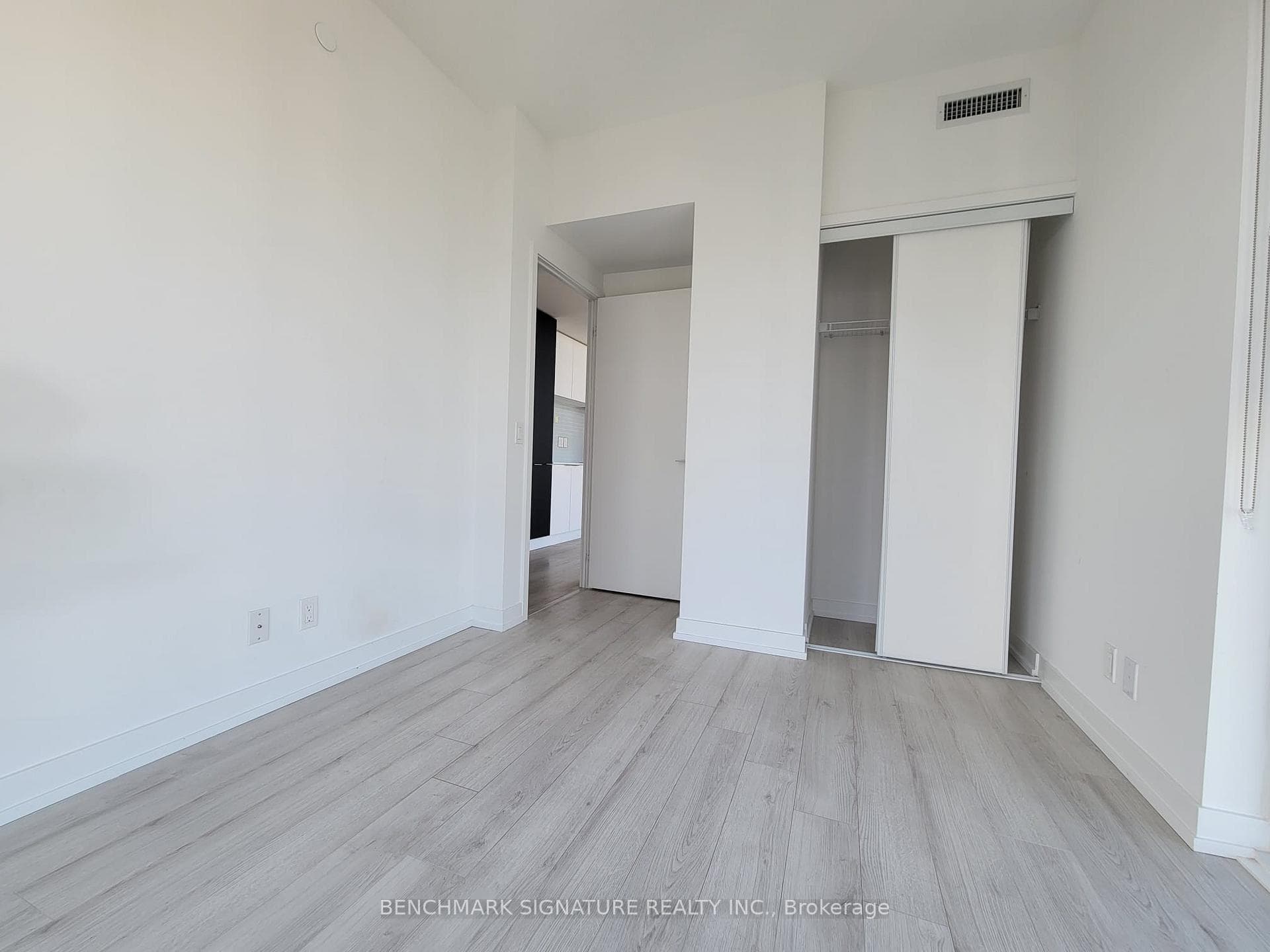 33 Helendale Avenue Unit 603 photo 2