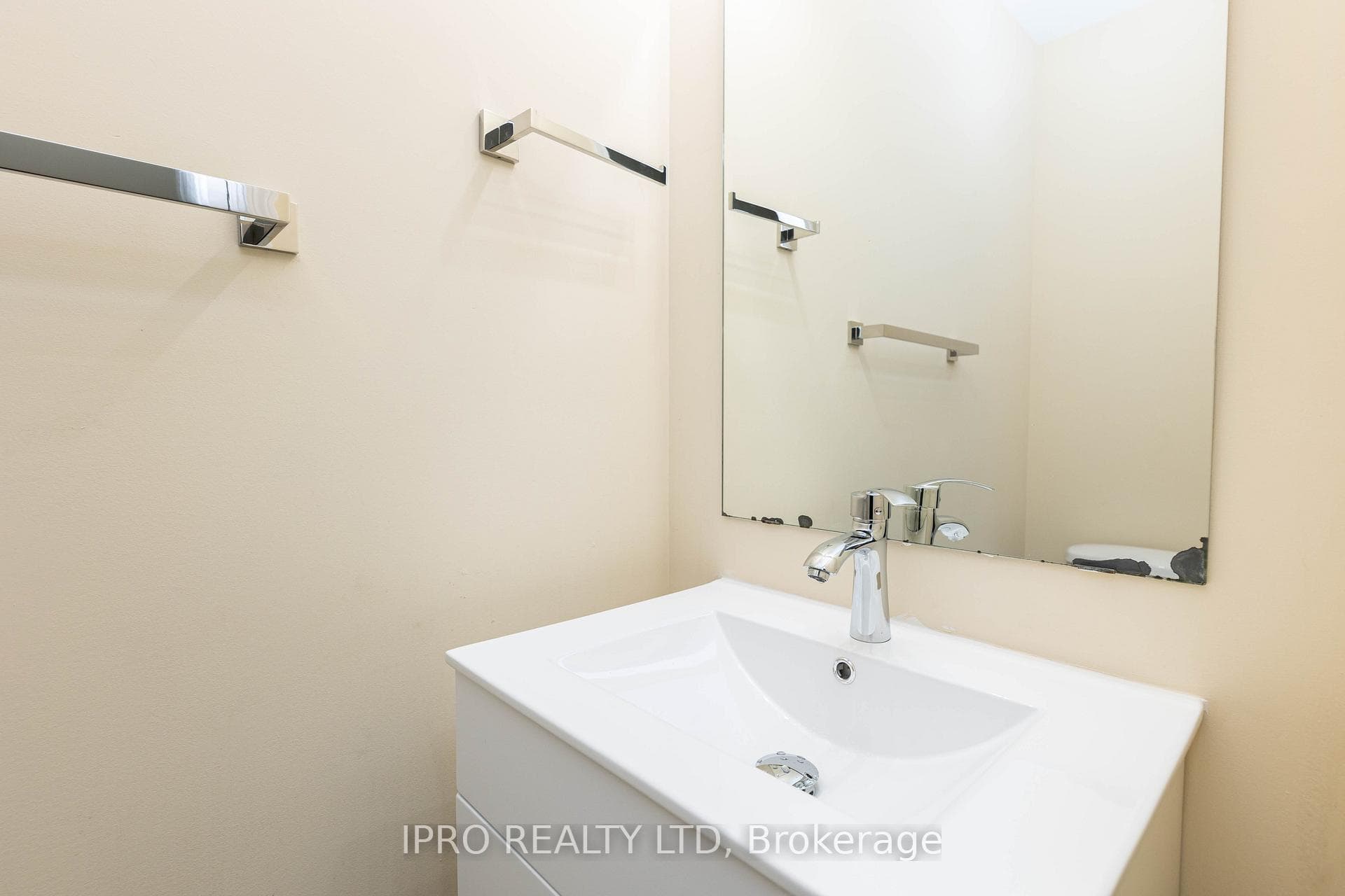 914 Francine Crescent photo 9