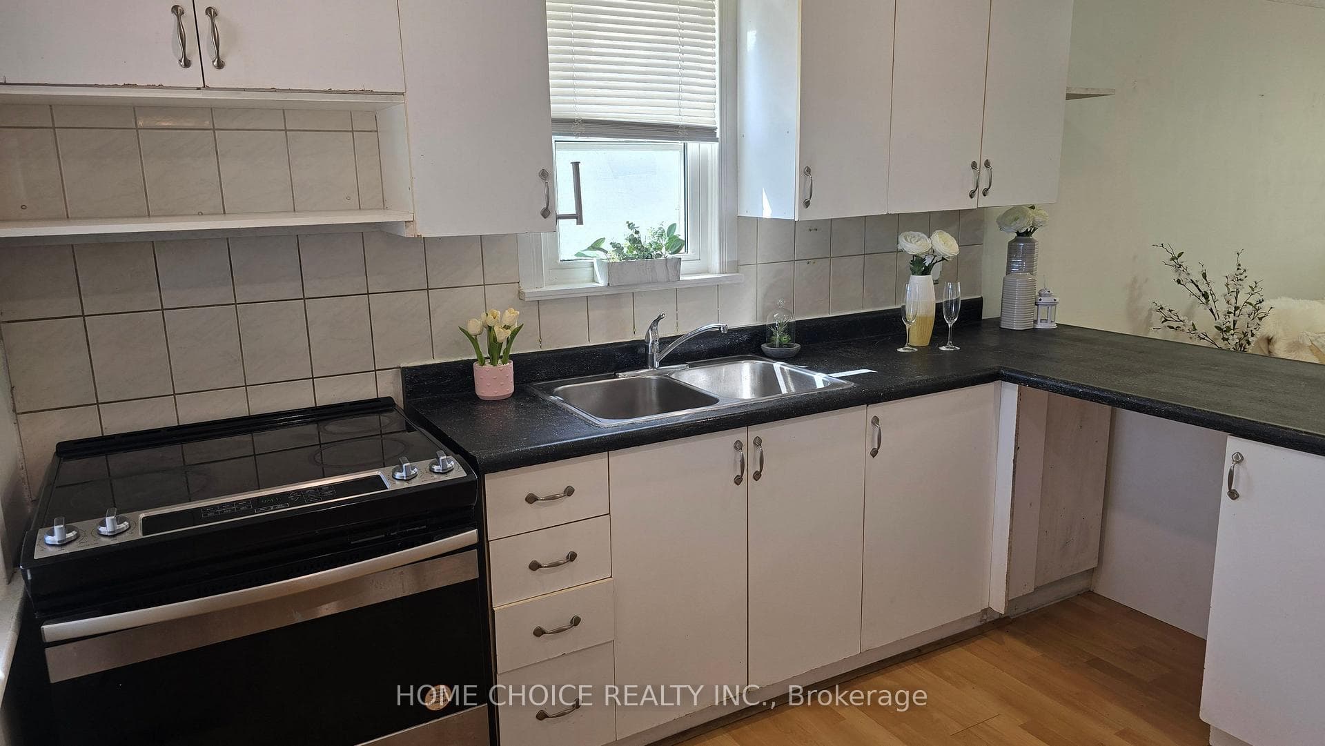 558 Quebec Street photo 4