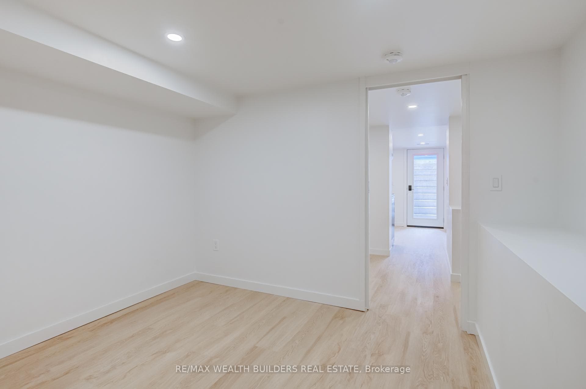 2443 Dundas Street photo 17