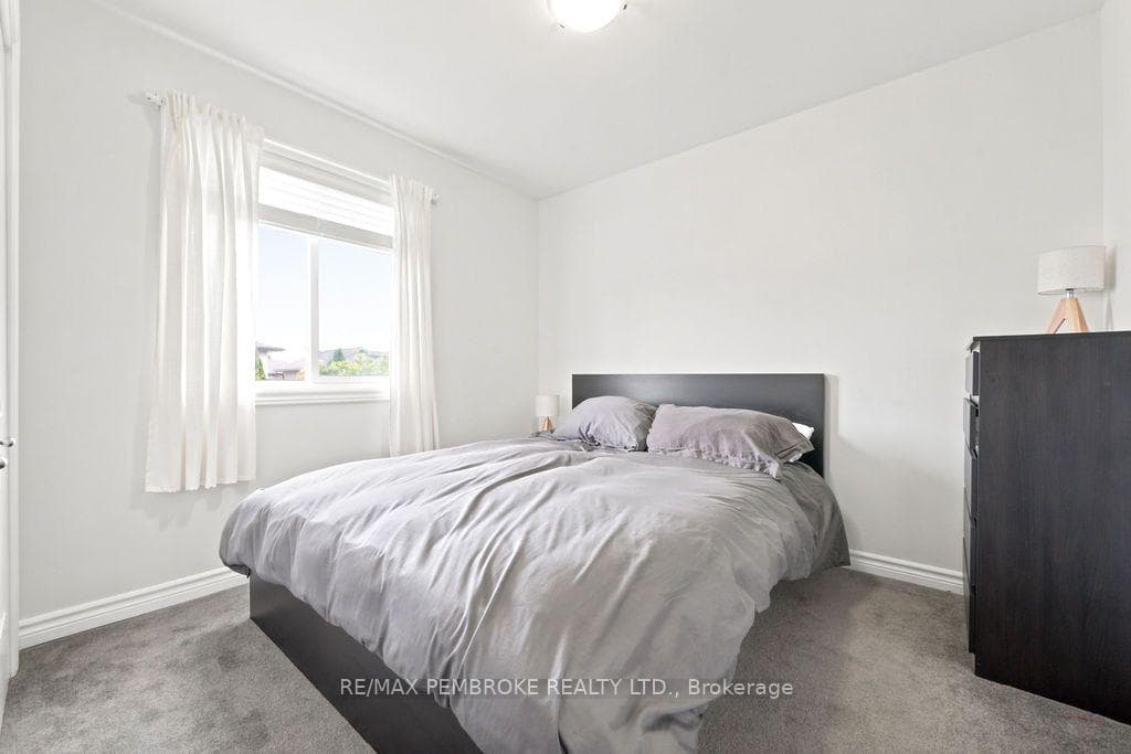 2038 Sandstone Crescent photo 12