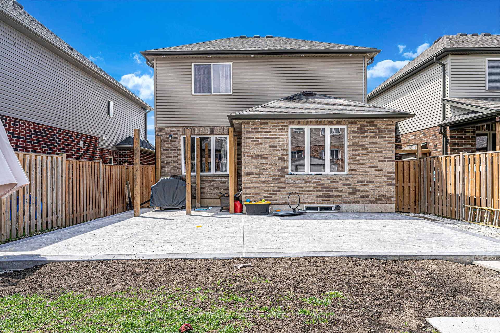 573 Forman Avenue photo 33