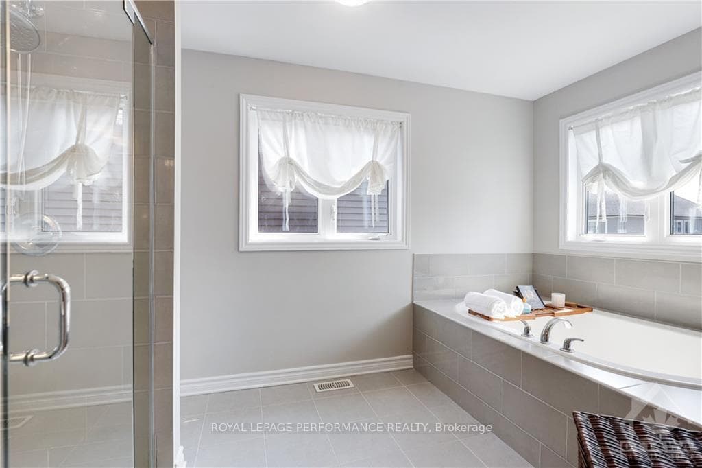 319 GRACEWOOD Crescent photo 16