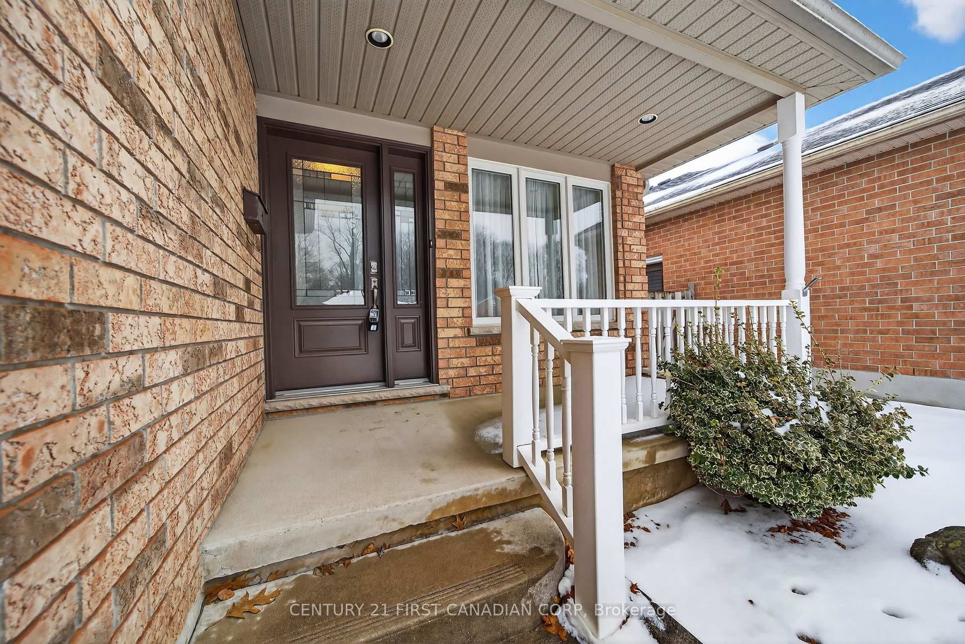 33 Juniper Crescent photo 3