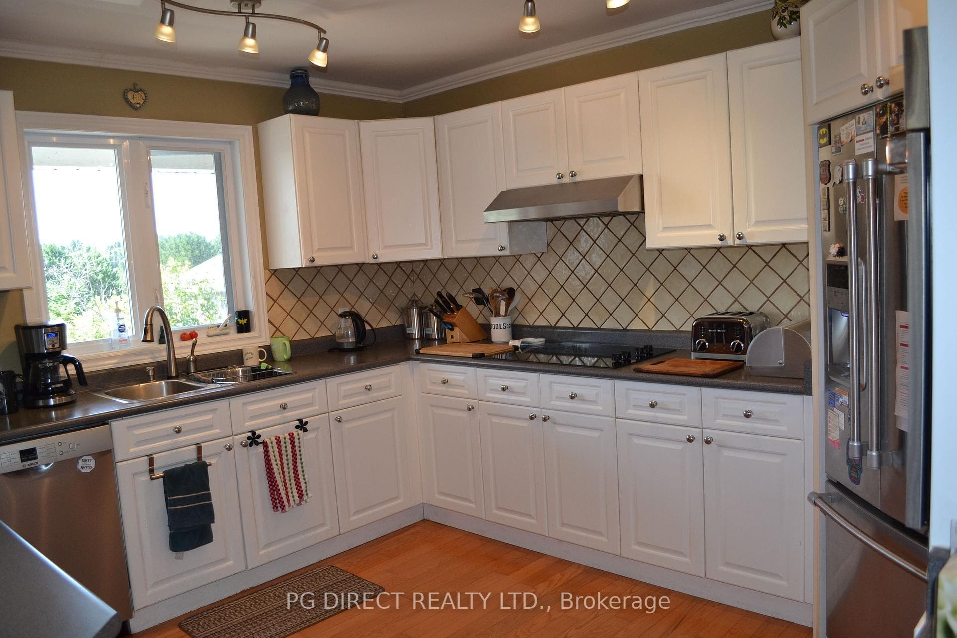 270 Pinecreek Crescent photo 2