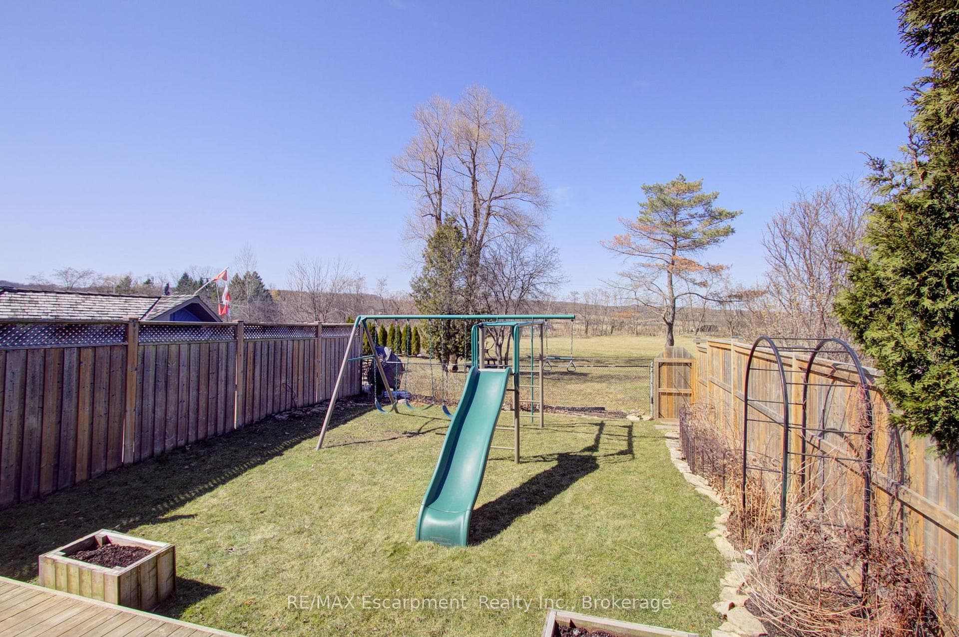 2379 Malcolm Crescent photo 46
