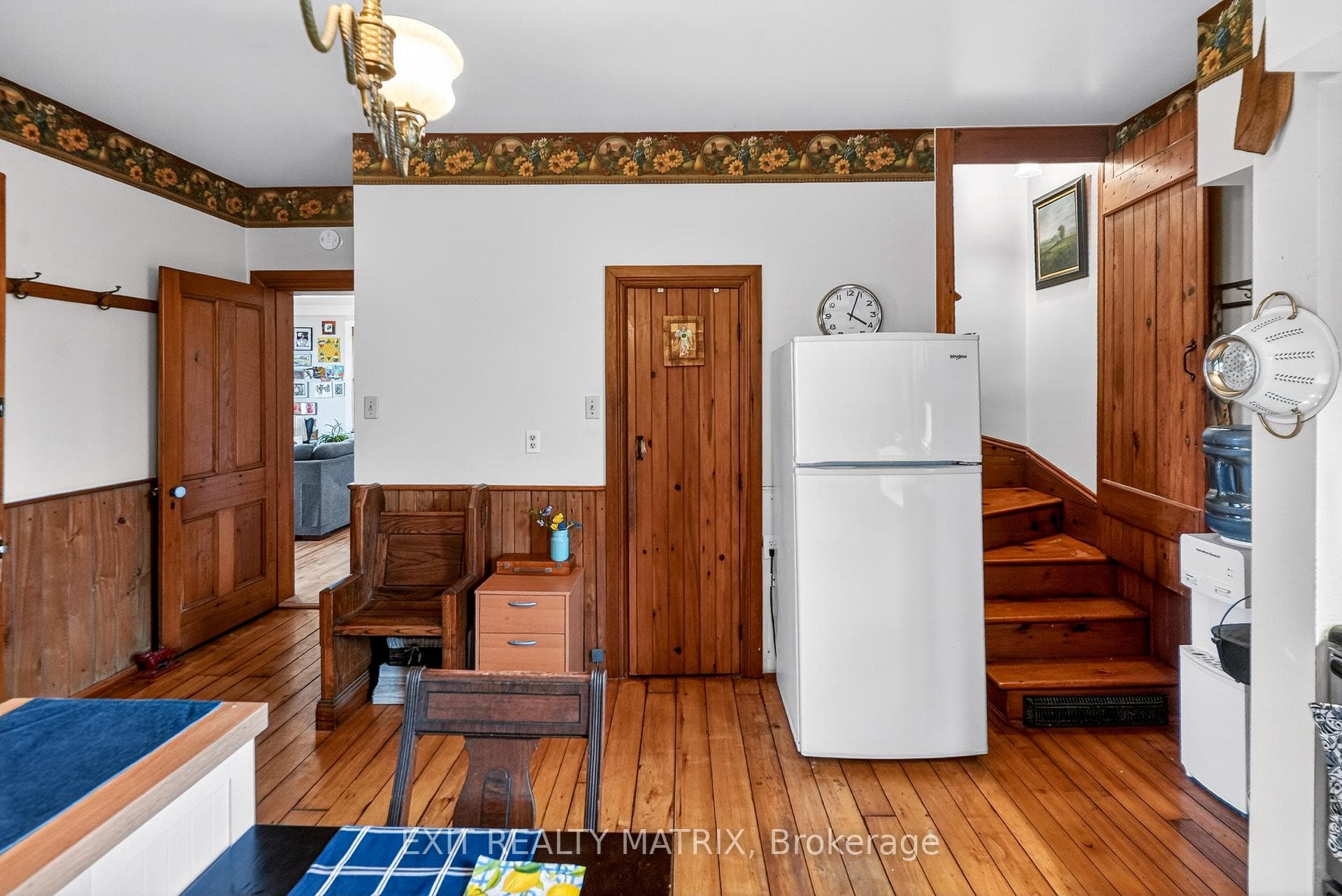 Large kitchen w/ pantry & 2nd staircase to 2nd flr