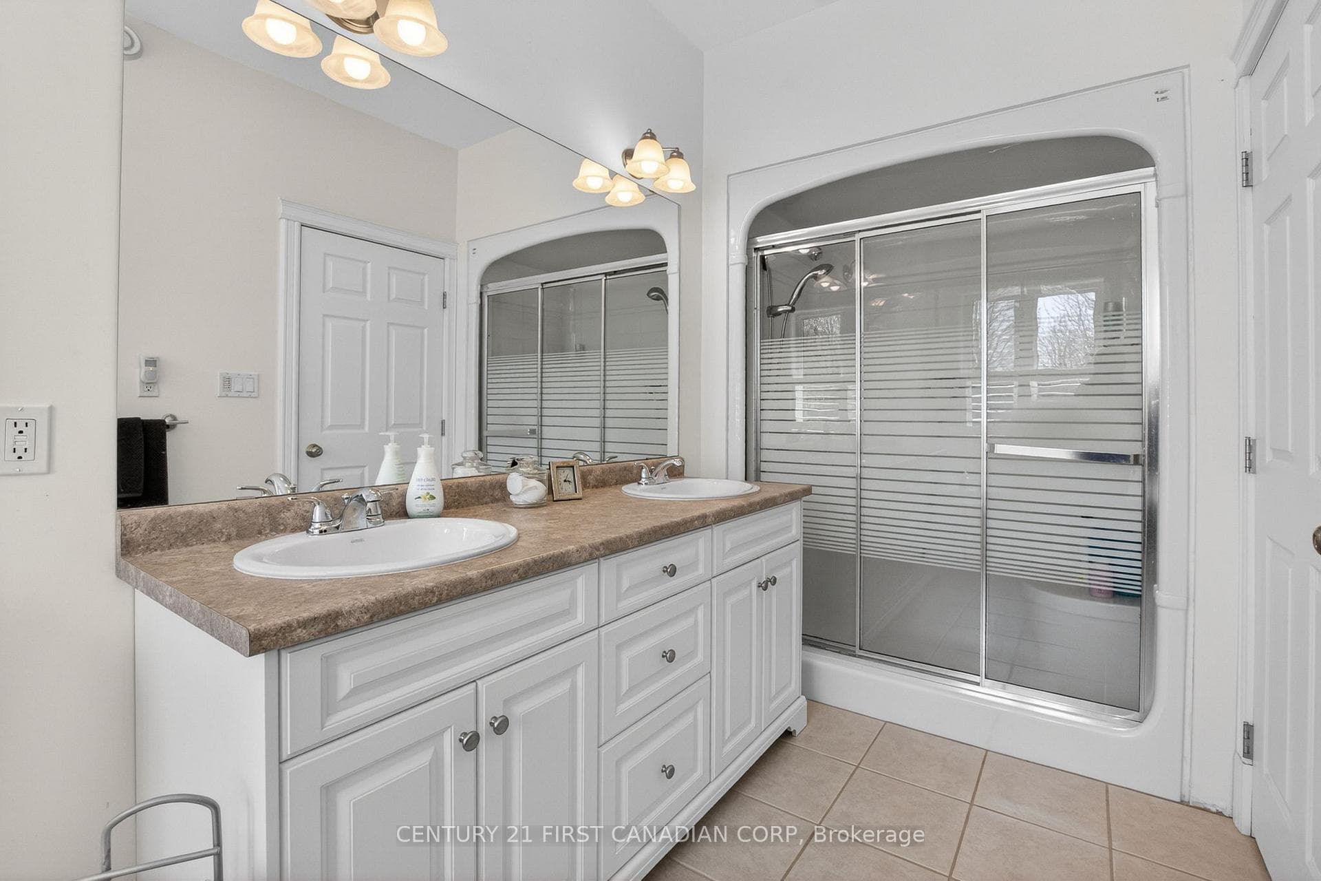 653 Peter Street photo 19