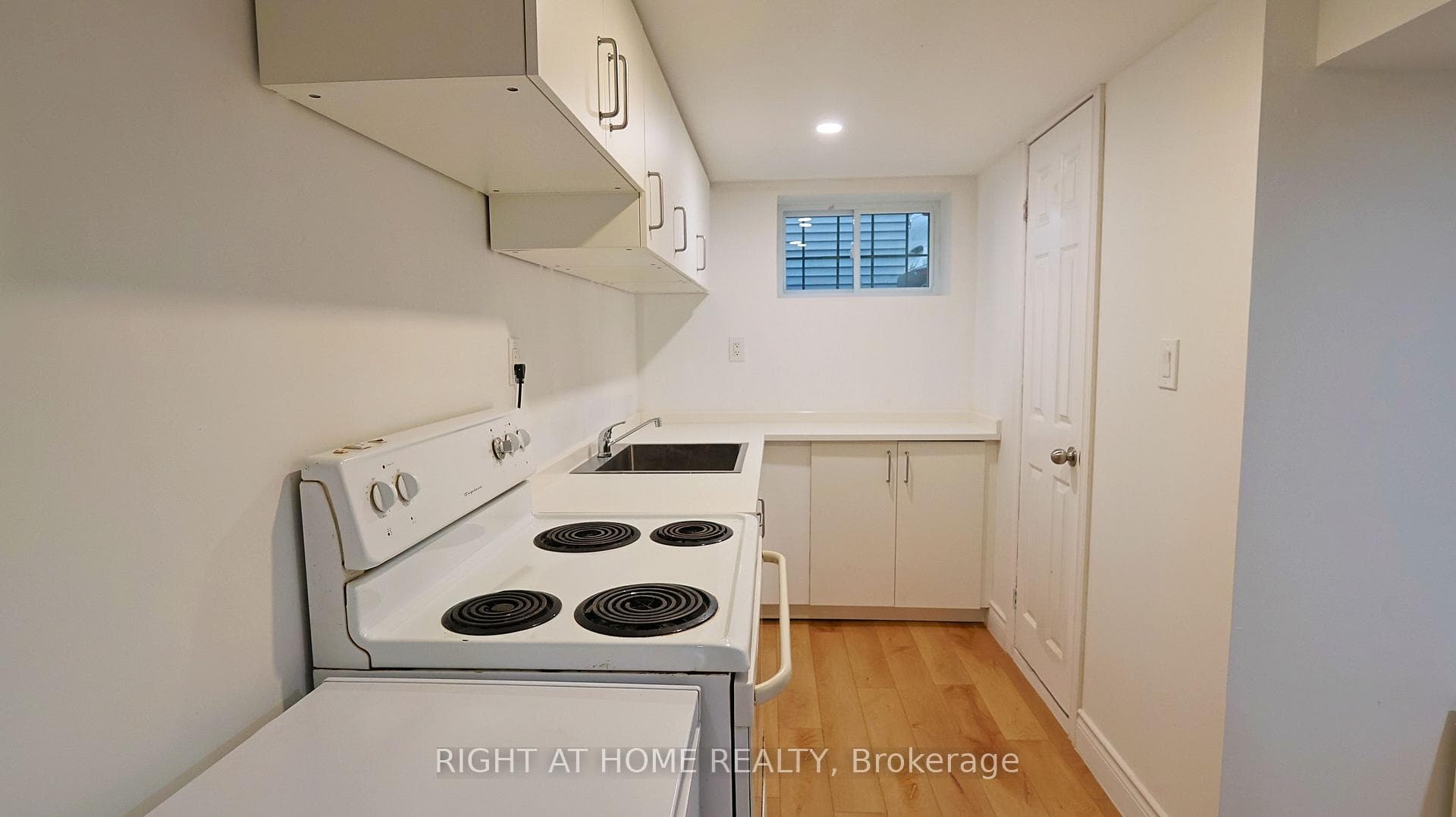 82 Normanhurst Avenue photo 35