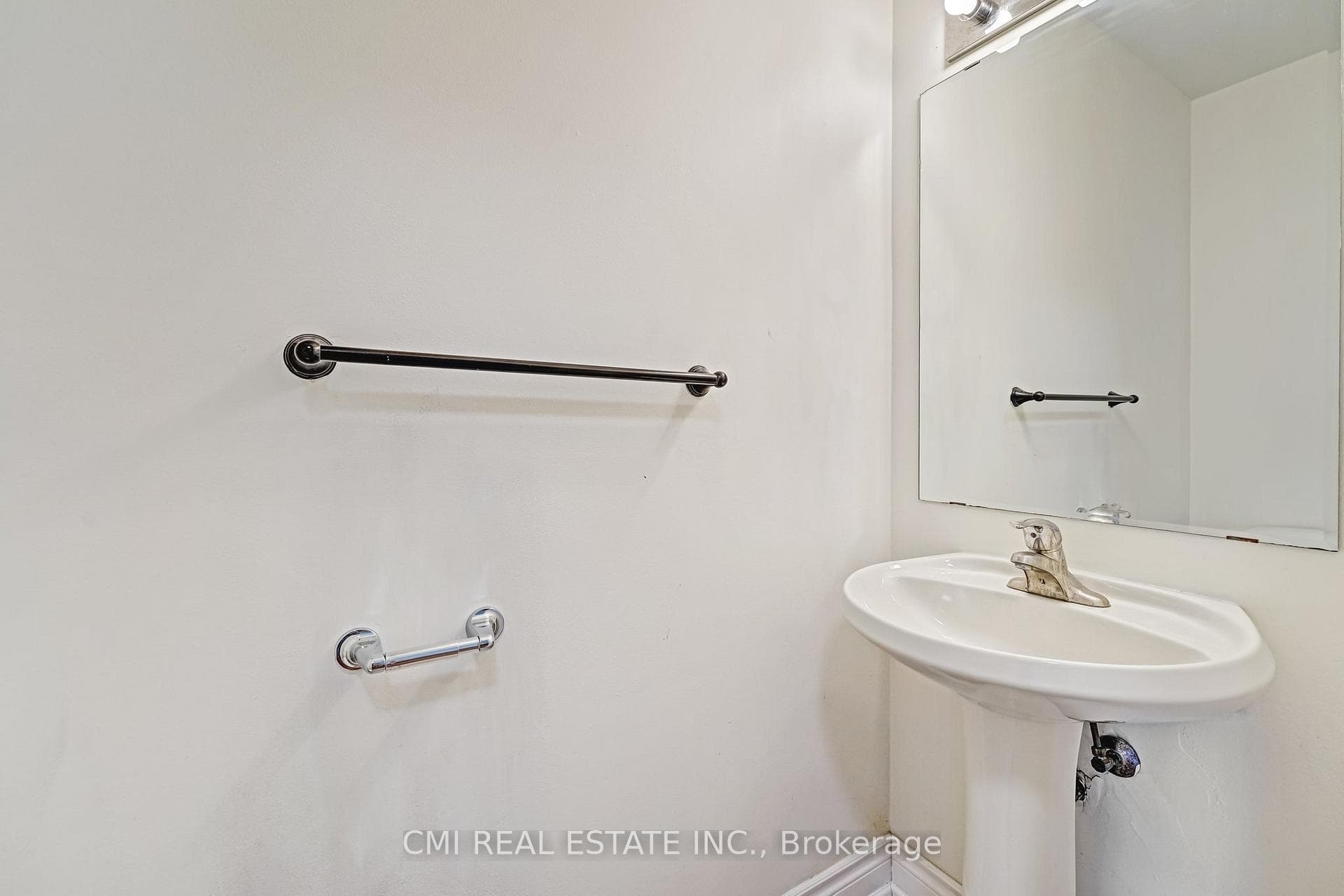 21 Axelrod Avenue photo 12